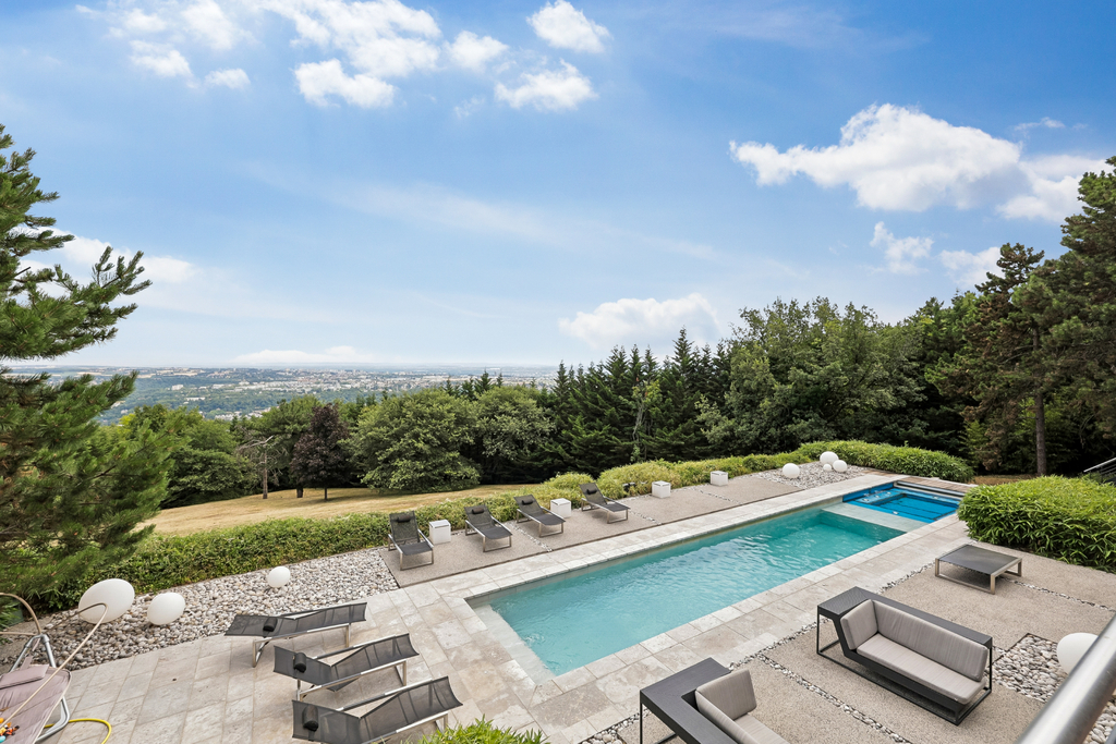 Villa comtemporaine avec vue, et son parc arboré