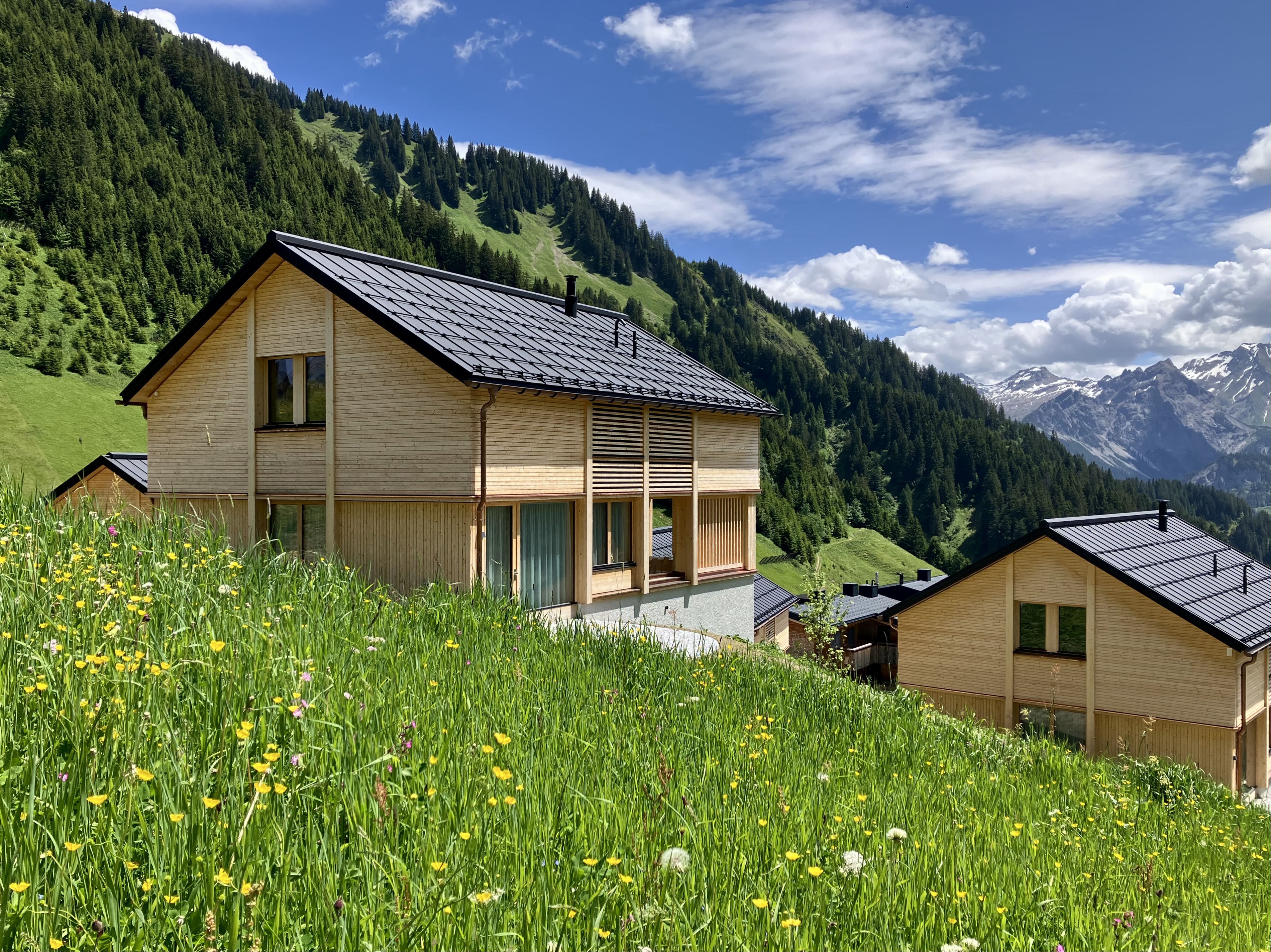 Ferientraum in spektakulärer Bergkulisse auf 1.500m Höhe: Chalet mit direktem Zugang zur Skipiste!