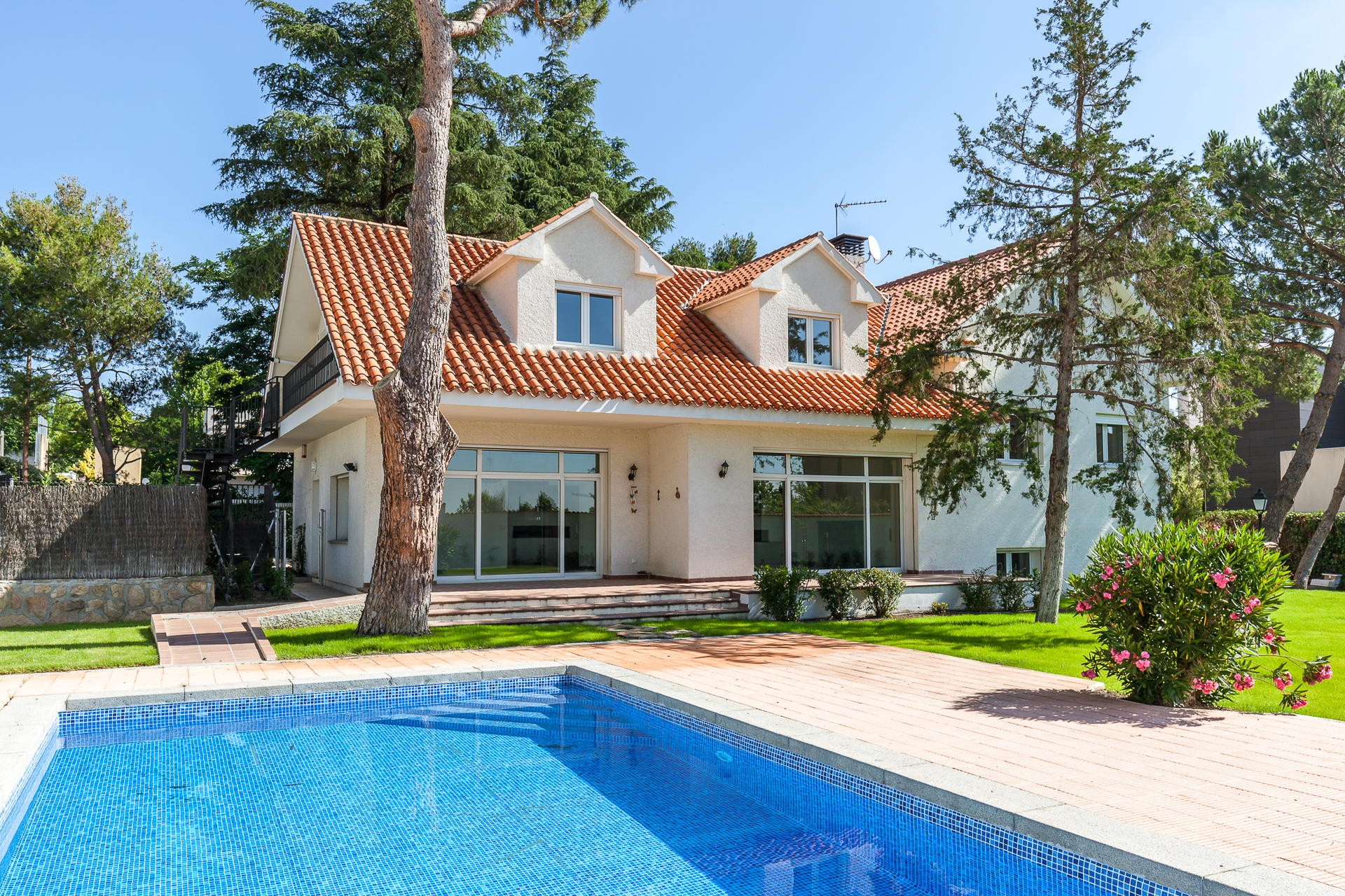 Stunning house with pool in Aravaca for rent