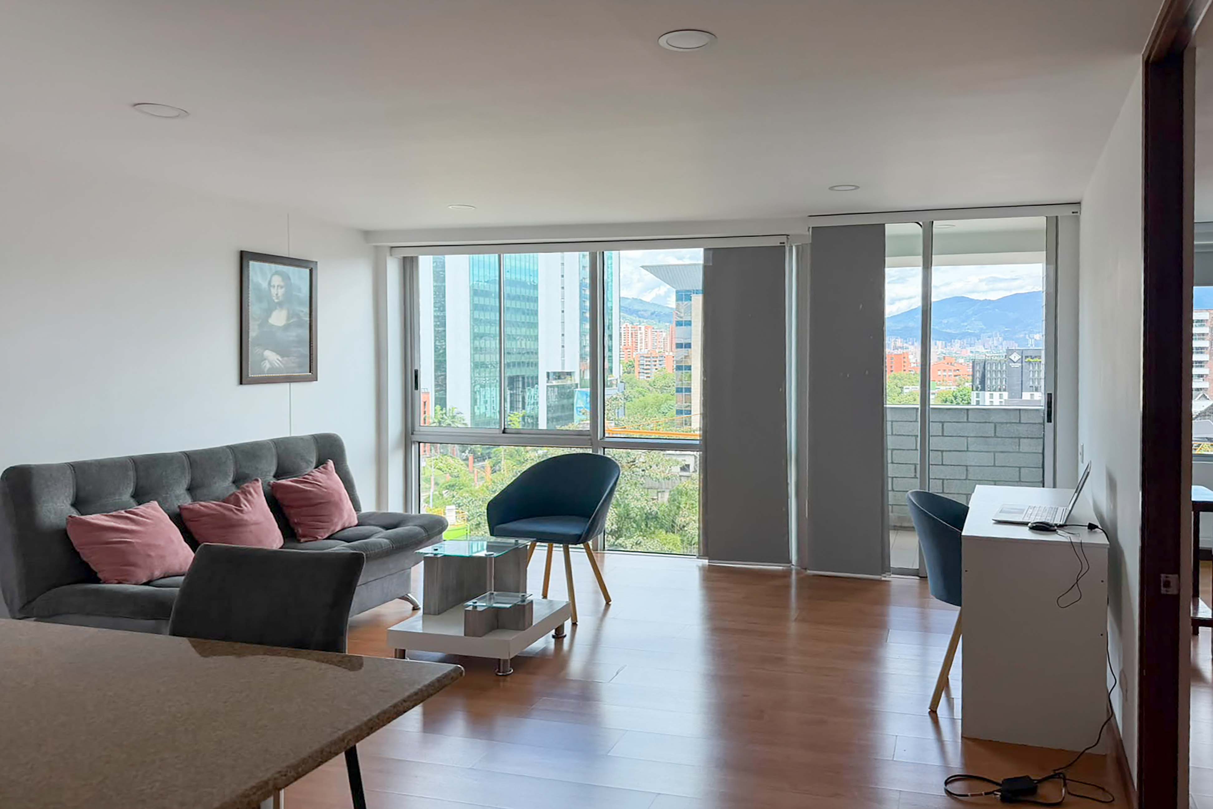 Apartamento amoblado para arriendo en Milla de Oro, El Poblado - Apartasuite