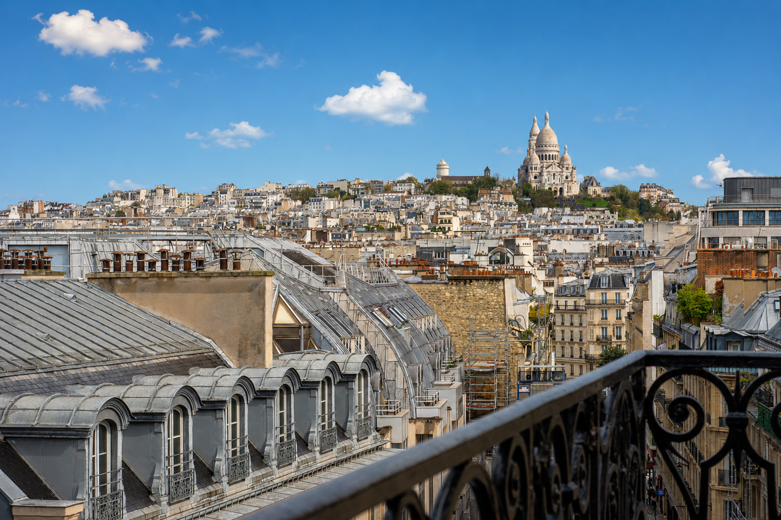 Paris 9th, Drouot - 166 m² apartment on a high floor with elevator - Wraparound balcony and views