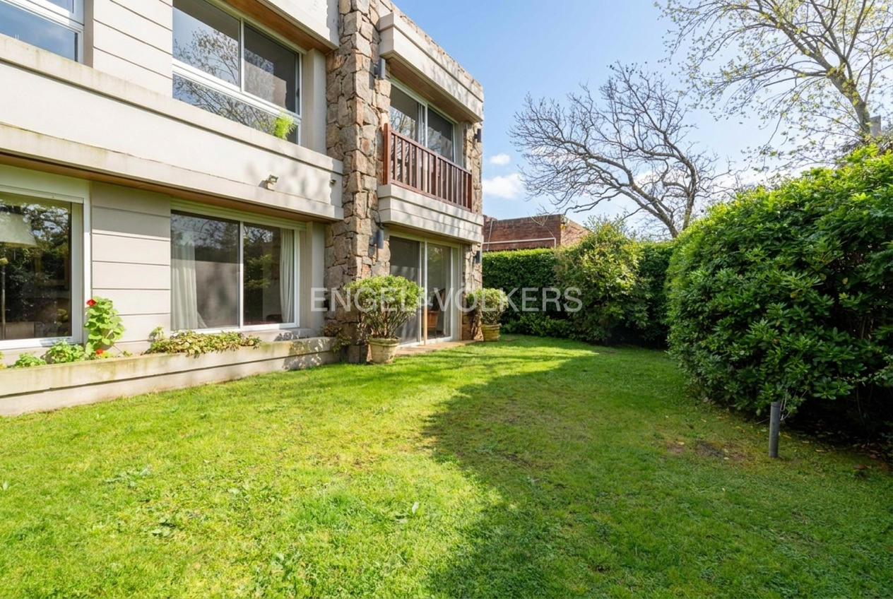 Venta de apartamento de 3 dormitorios con jardín exclusivo en Oak Park [AI-modified]