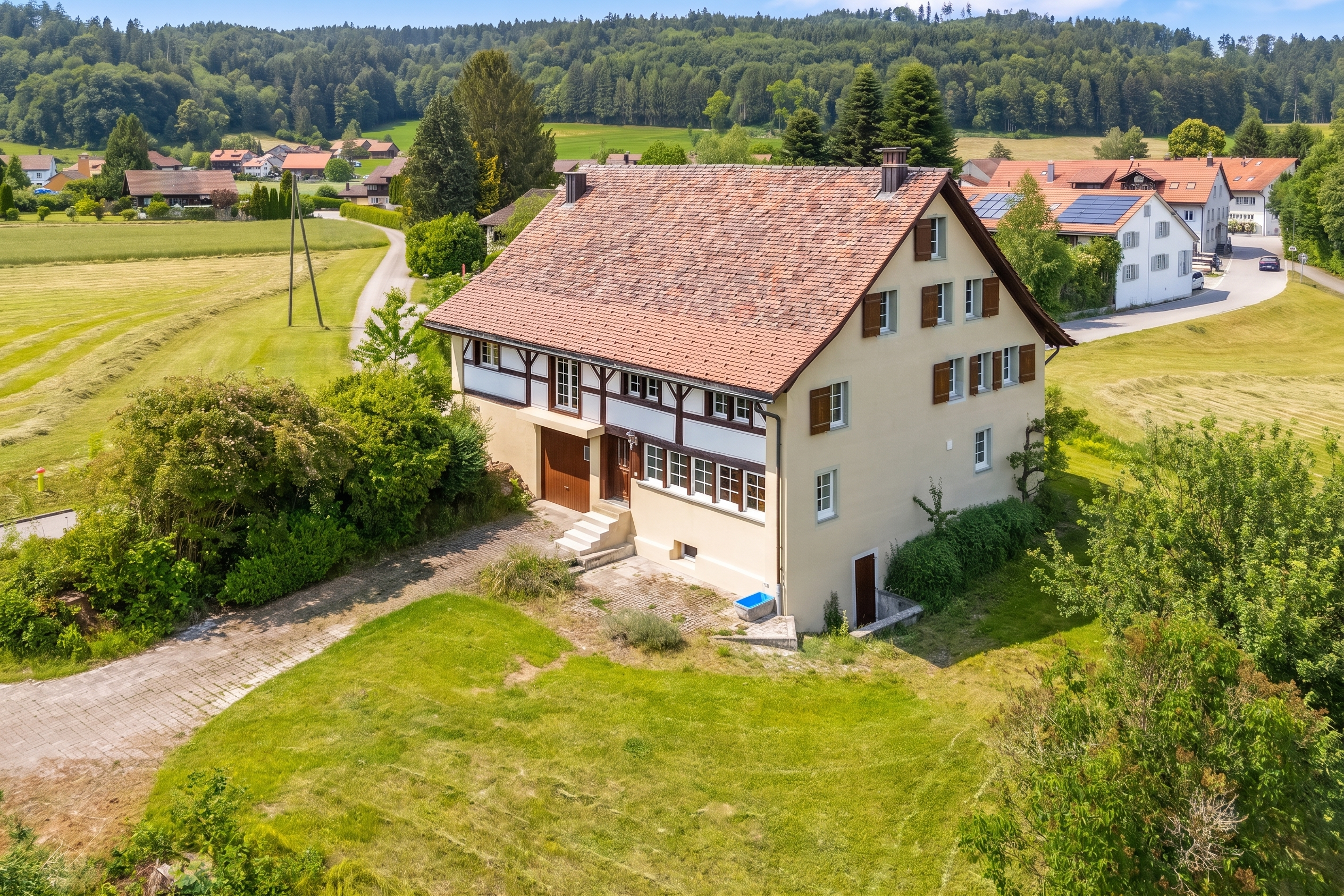 Your dream of country living – farmhouse with farmland