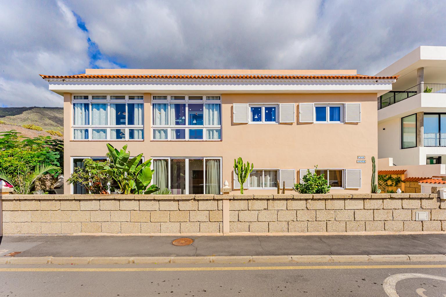 Charming Detached House with Two Residential Units and Panoramic Rooftop Terrace in Los Olivos