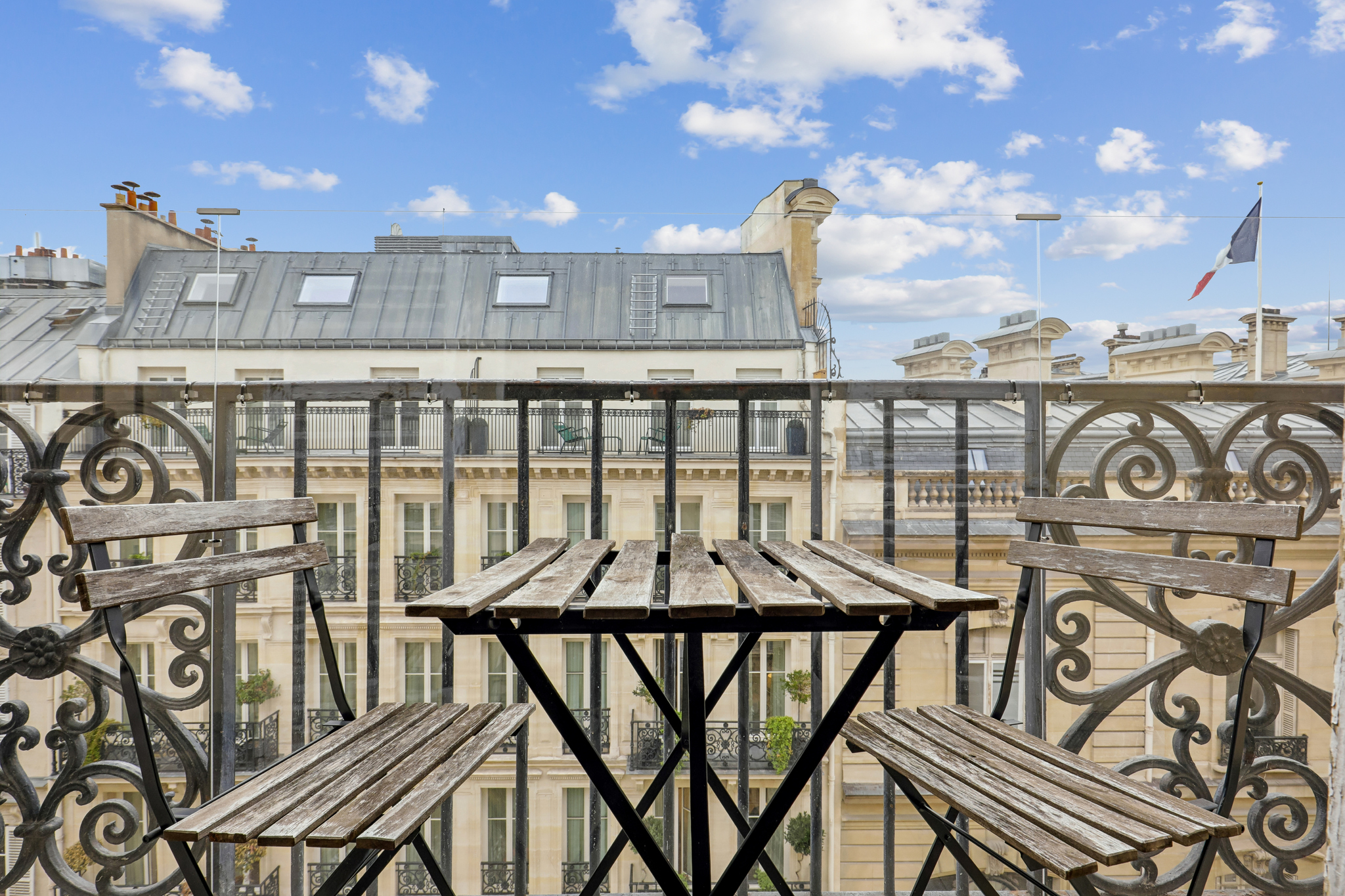 Paris VIIIe - Rue du Cirque - Pied à terre de 44 m² avec balcon situé au 5e étage