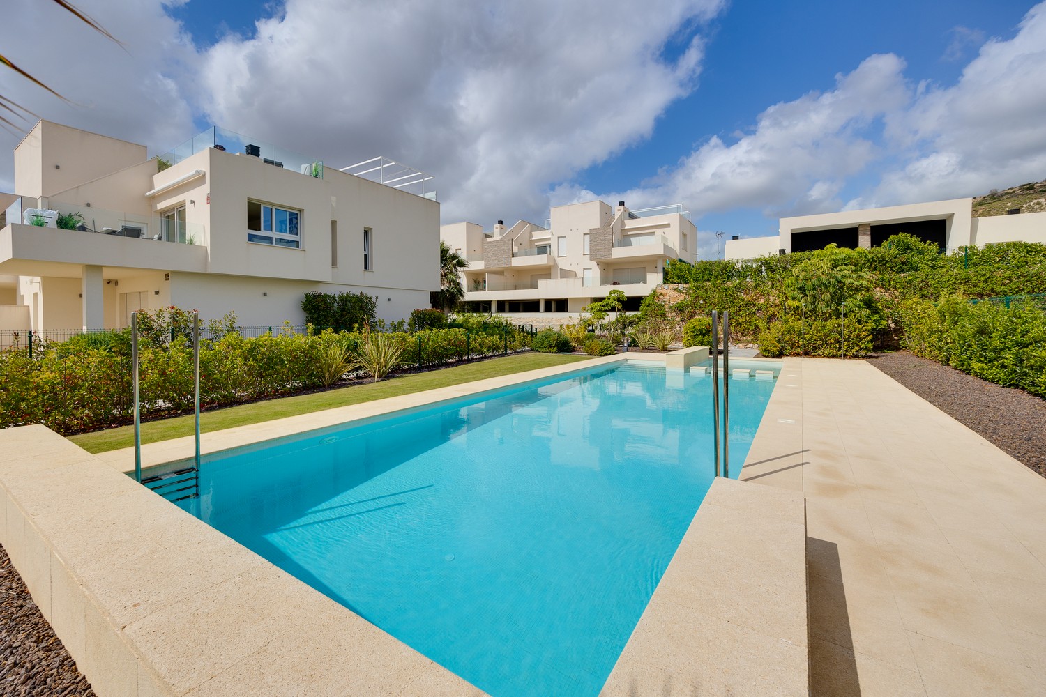 Apartamento con garaje y piscina en Res. Grecia en la Finca Golf Algorfa