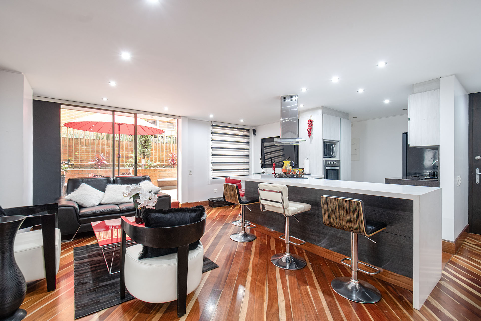 Apartamento amoblado con terraza para arriendo en Santa Paula