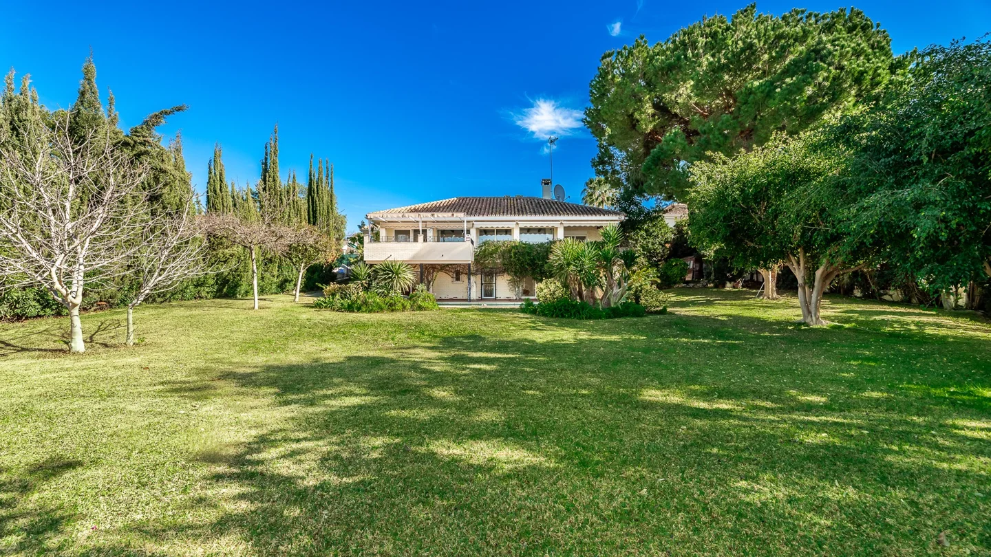 Charming Guadalmina Traditional Family Villa close to Amenities and Golf