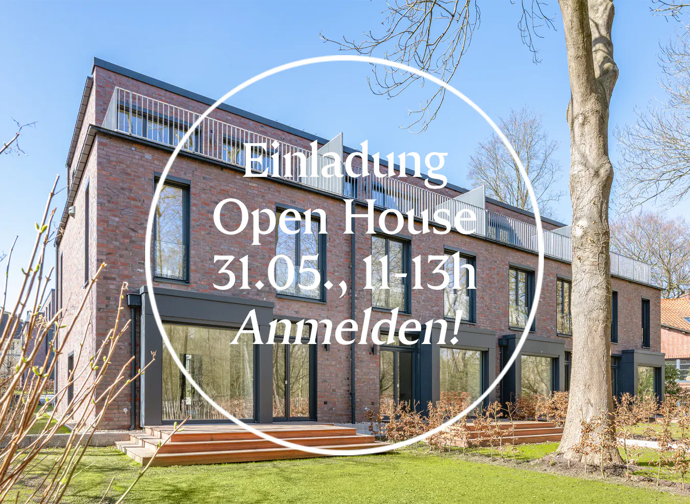Brick townhouse with black trim and large windows. Text overlay advertises an open house on May 31st from 11-13h.