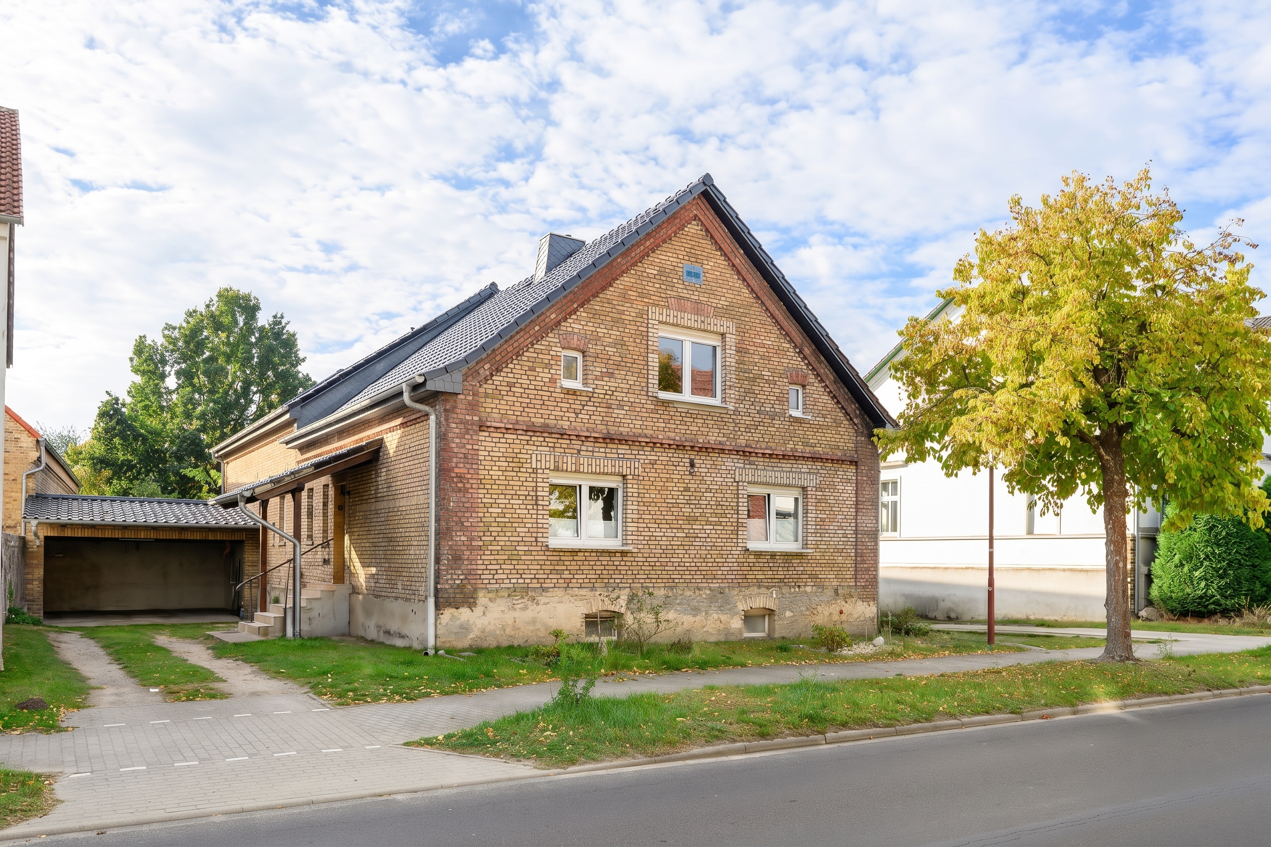 Ein Haus, viele Perspektiven – großzügige Immobilie mit drei Nutzungseinheiten [AI-modified]