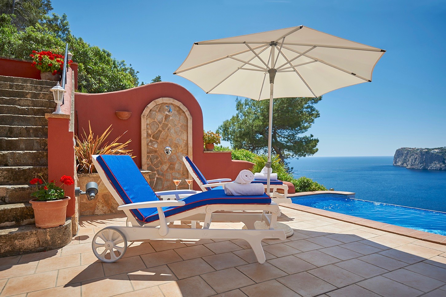 Holiday home consisting of two apartments with sea views and holiday rental licence
