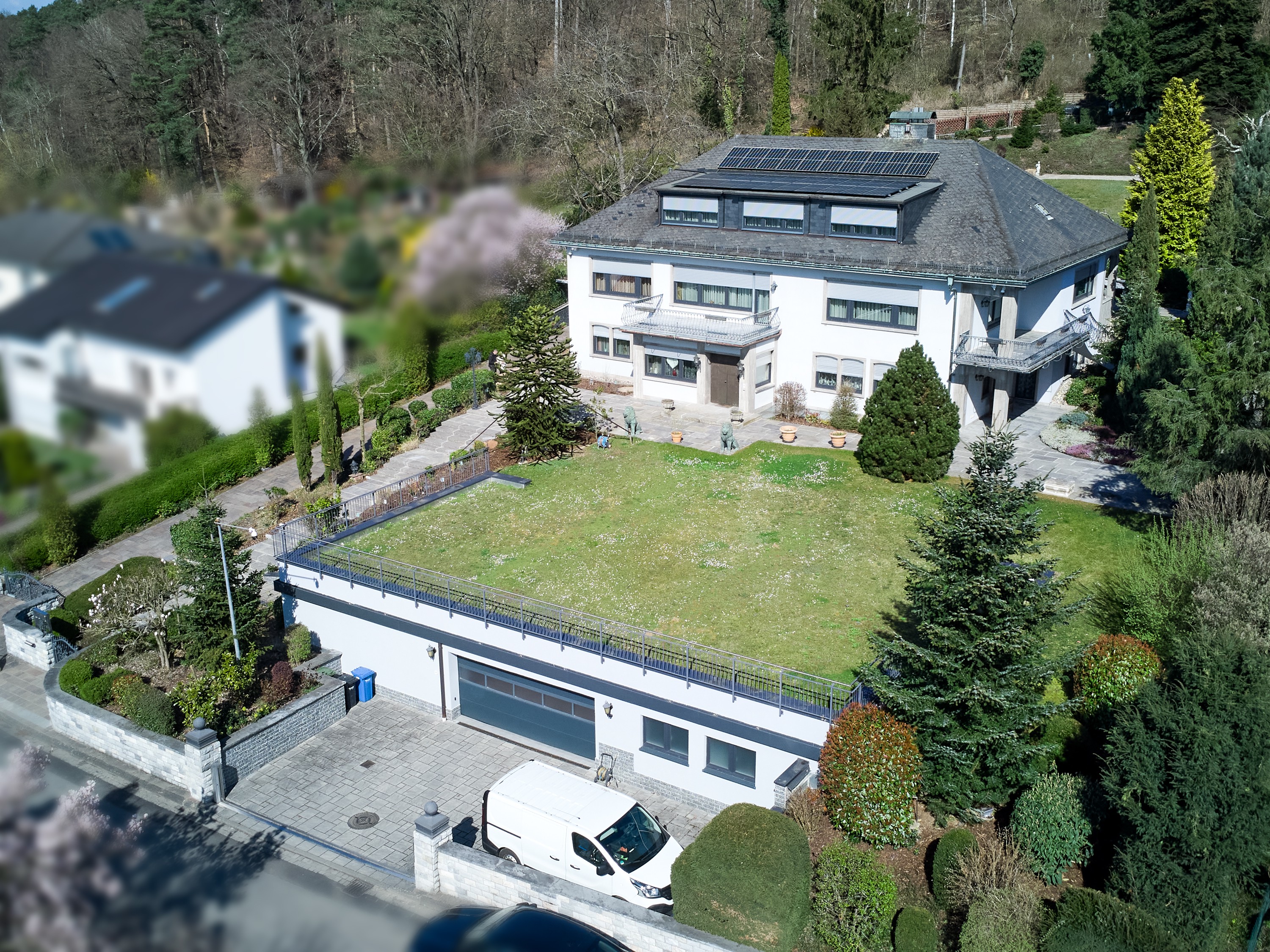Luxuriöse Villa mit exklusiver Ausstattung und Fernblick in bester Lage- inklusive Tiefgarage