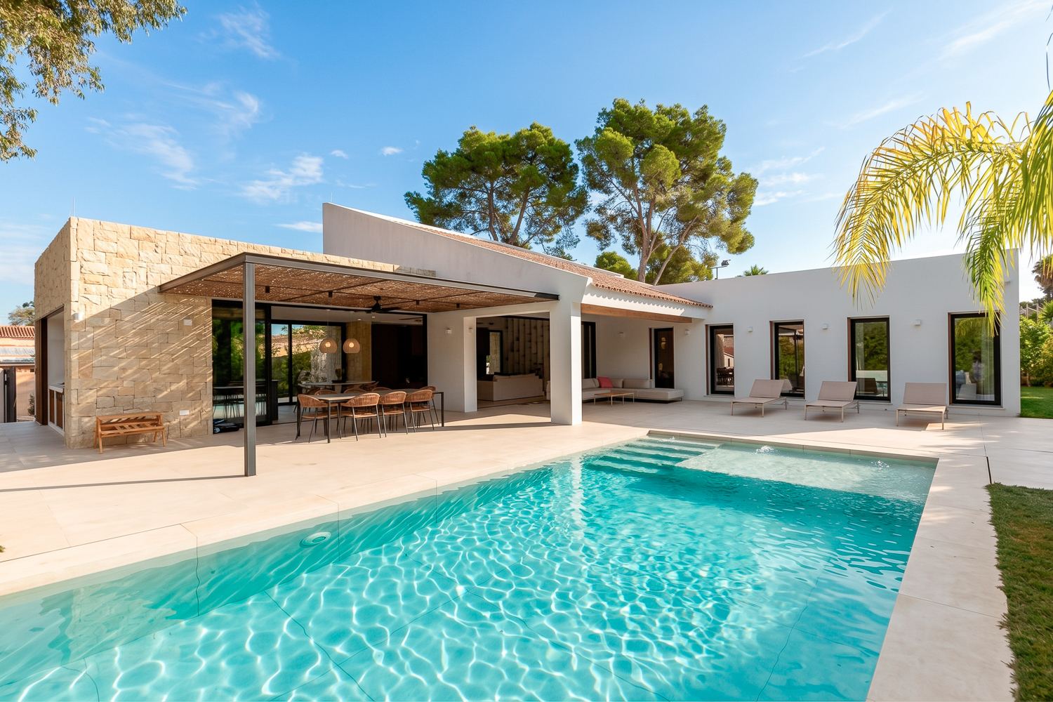 Avant-Garde and Comfort in La Eliana: Single-Story Designer Villa on a Prime Corner Plot