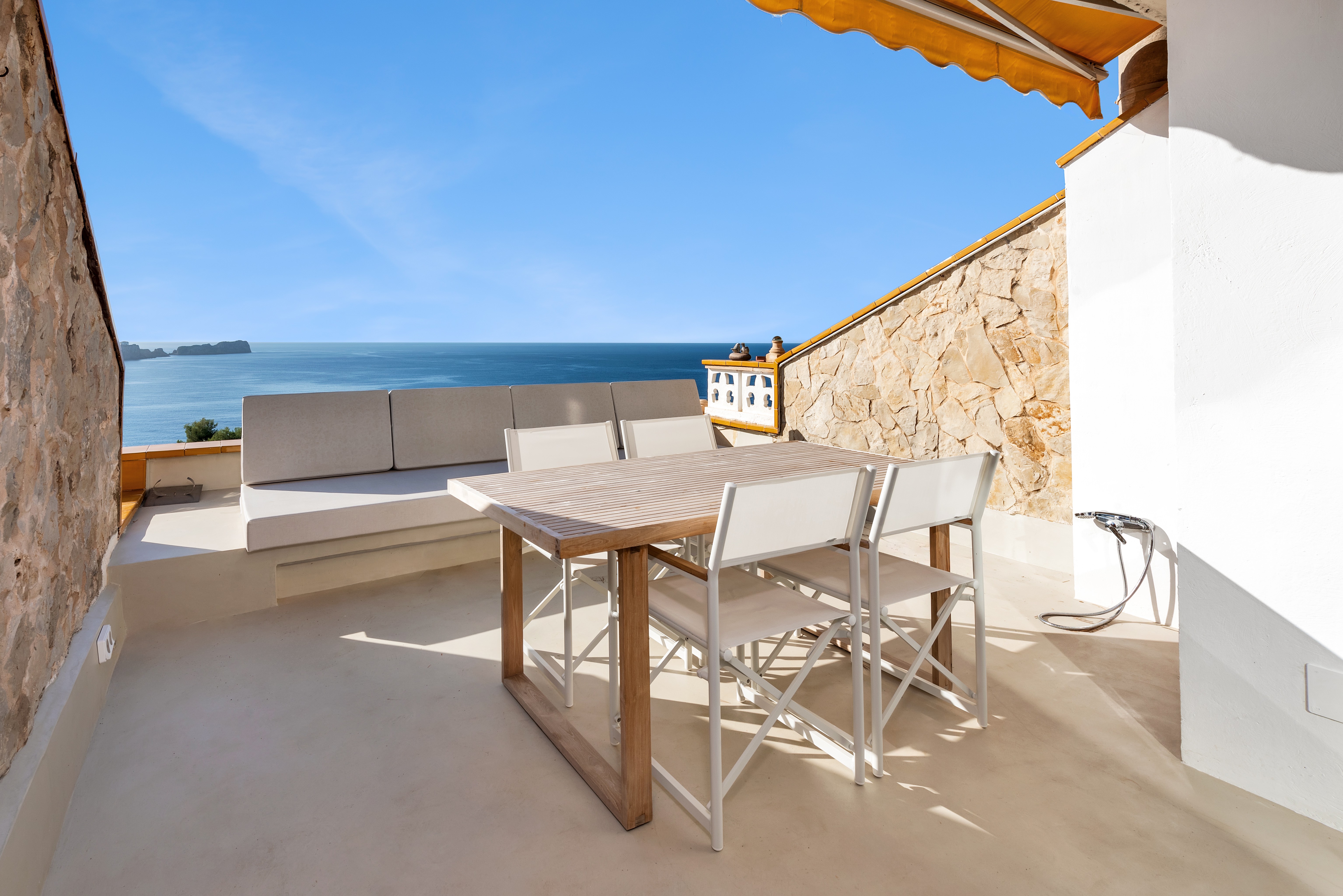 Refurbished penthouse flat with sea views