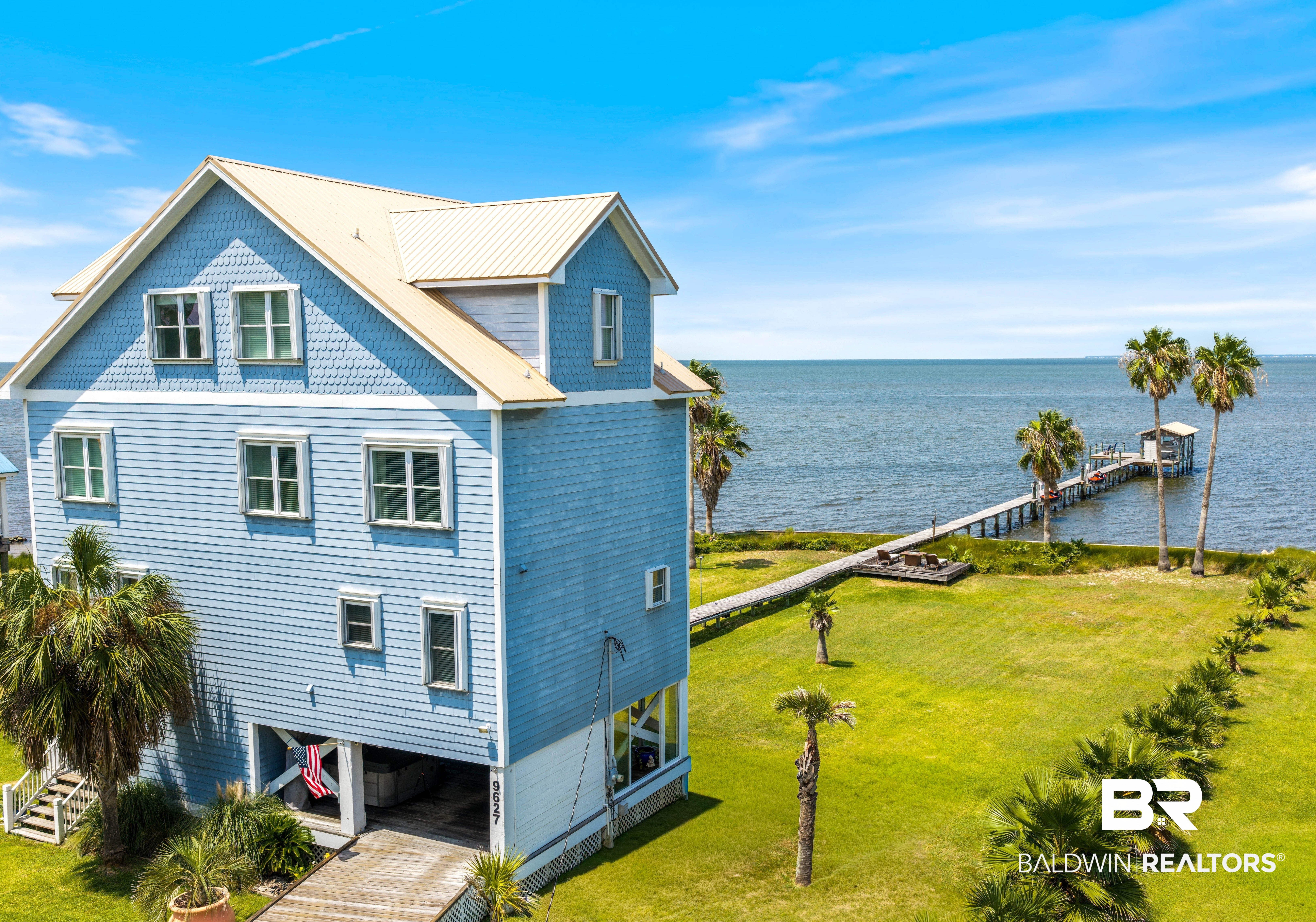 Spacious Bayfront Retreat with Sweeping Views