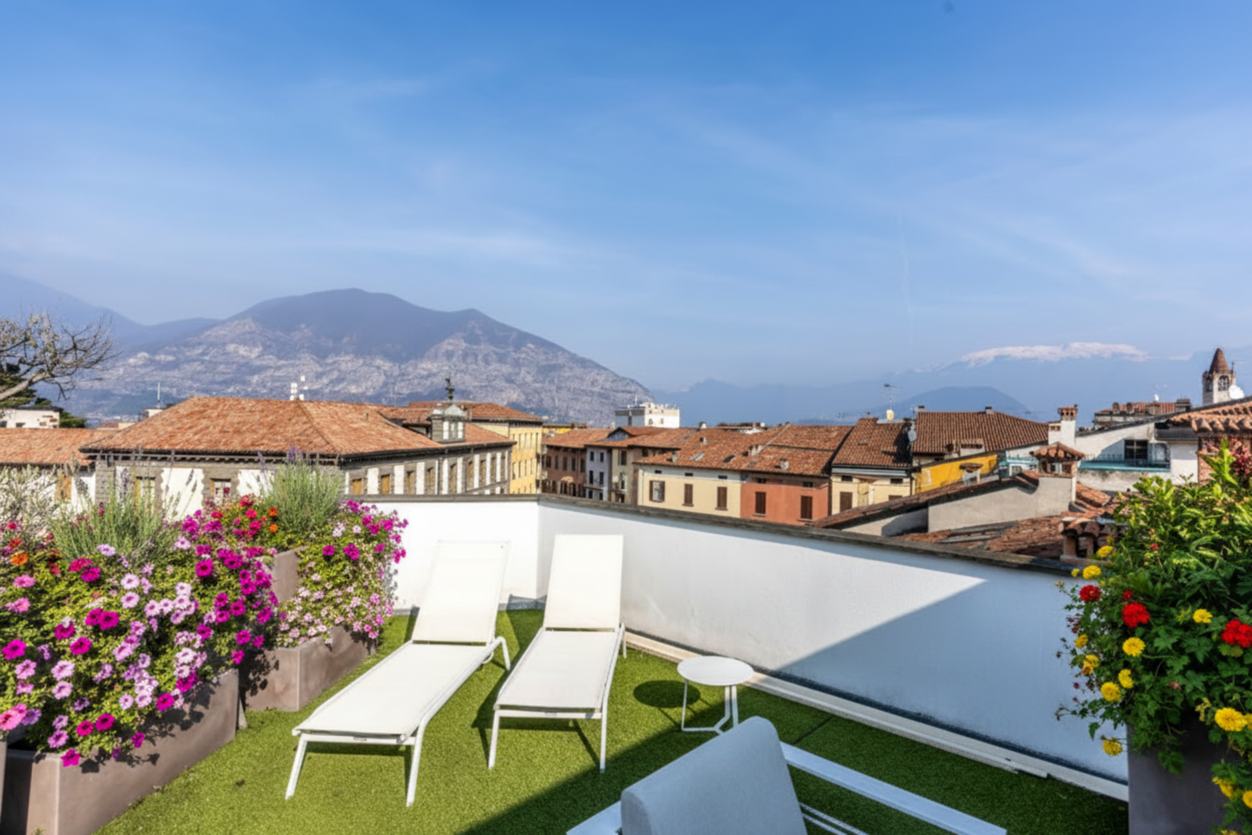 Prestigious penthouse with terrace in the heart of Iseo
