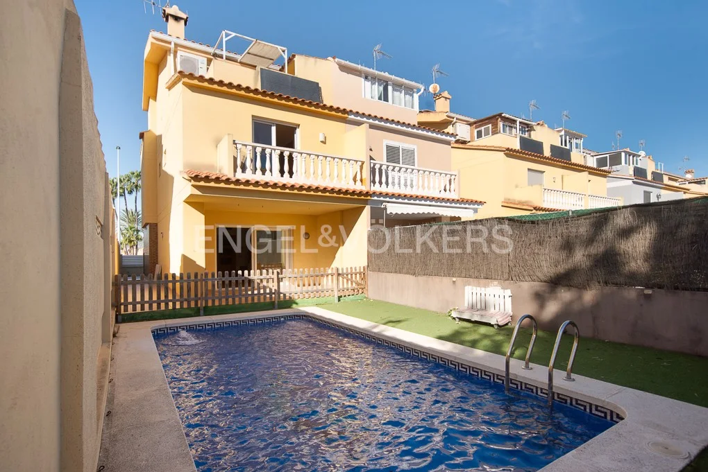 Semi-detached house with private pool in El Grao, Castellón.