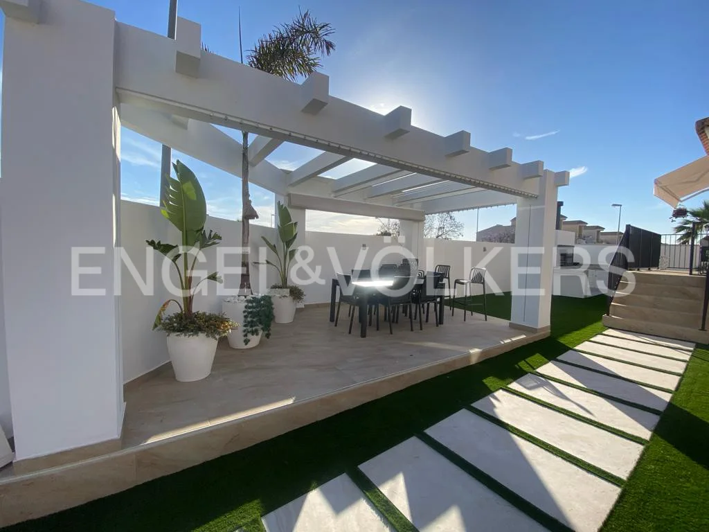 Detached house with large plot, pool and basement in Los Altos- Los Balcones