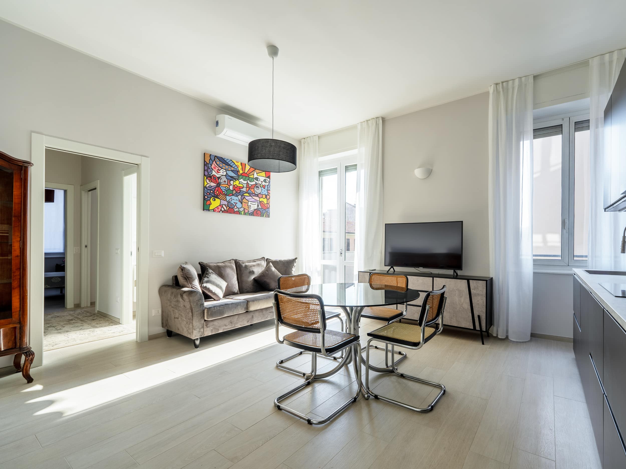 Designer three-room apartment in Piazza Vetra