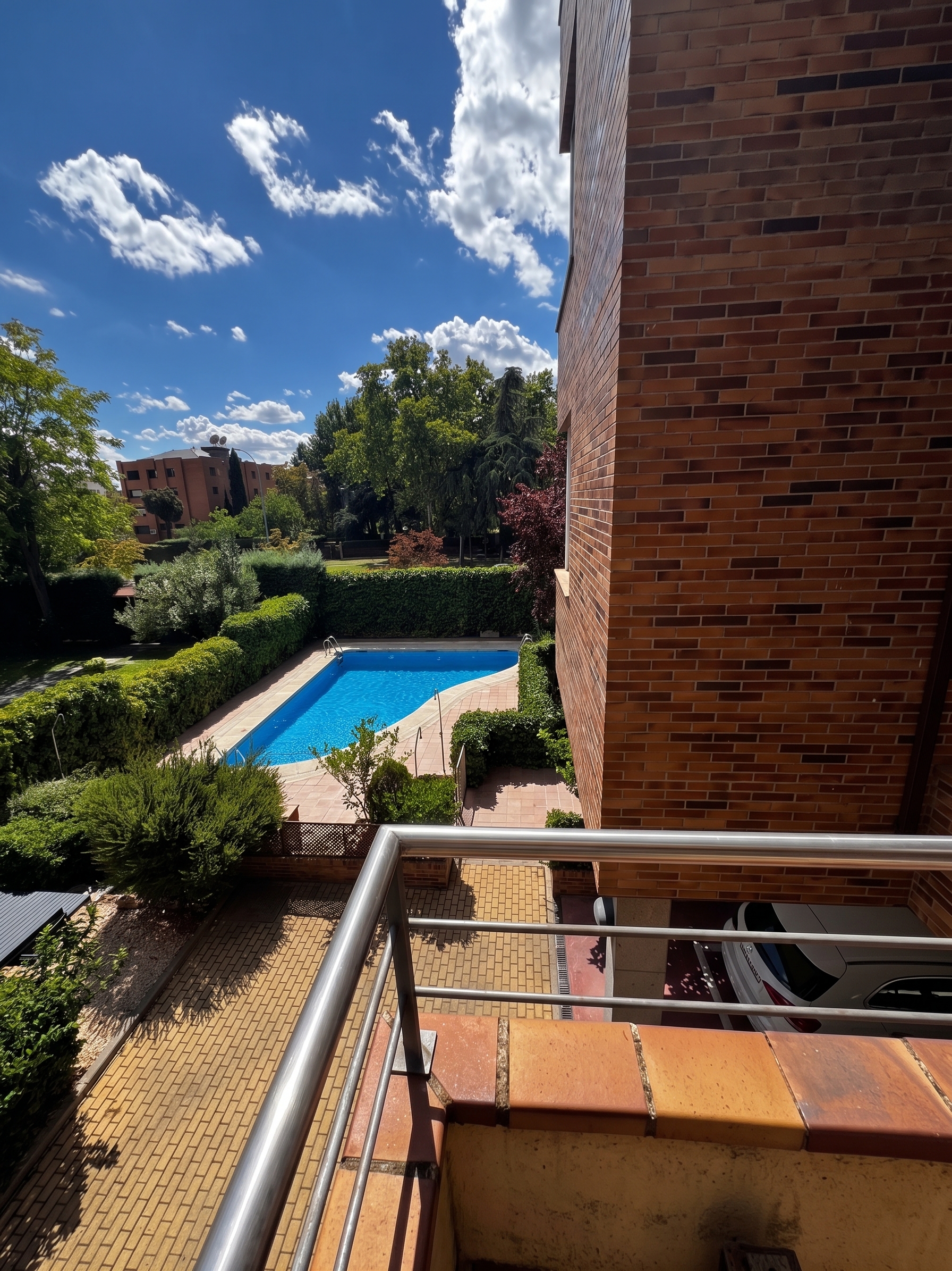 Spacious flat with terrace and pool in Arturo Soria