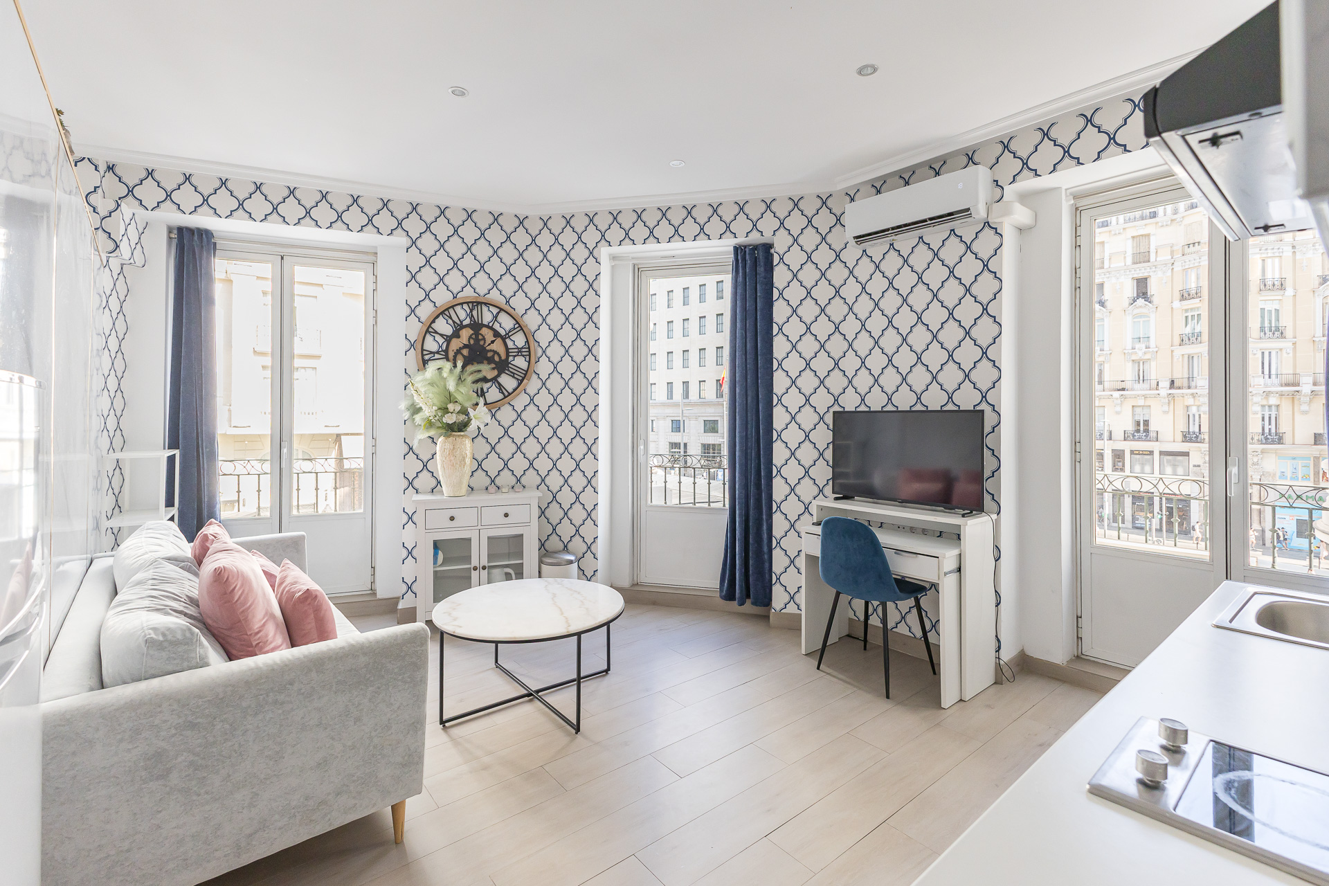 Exclusive property with three independent apartments and privileged views of Gran Vía