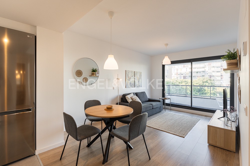 Practically new home, fully furnished and equipped, with a terrace and garage, next to Safranar Metro station, overlooking a tree-filled park