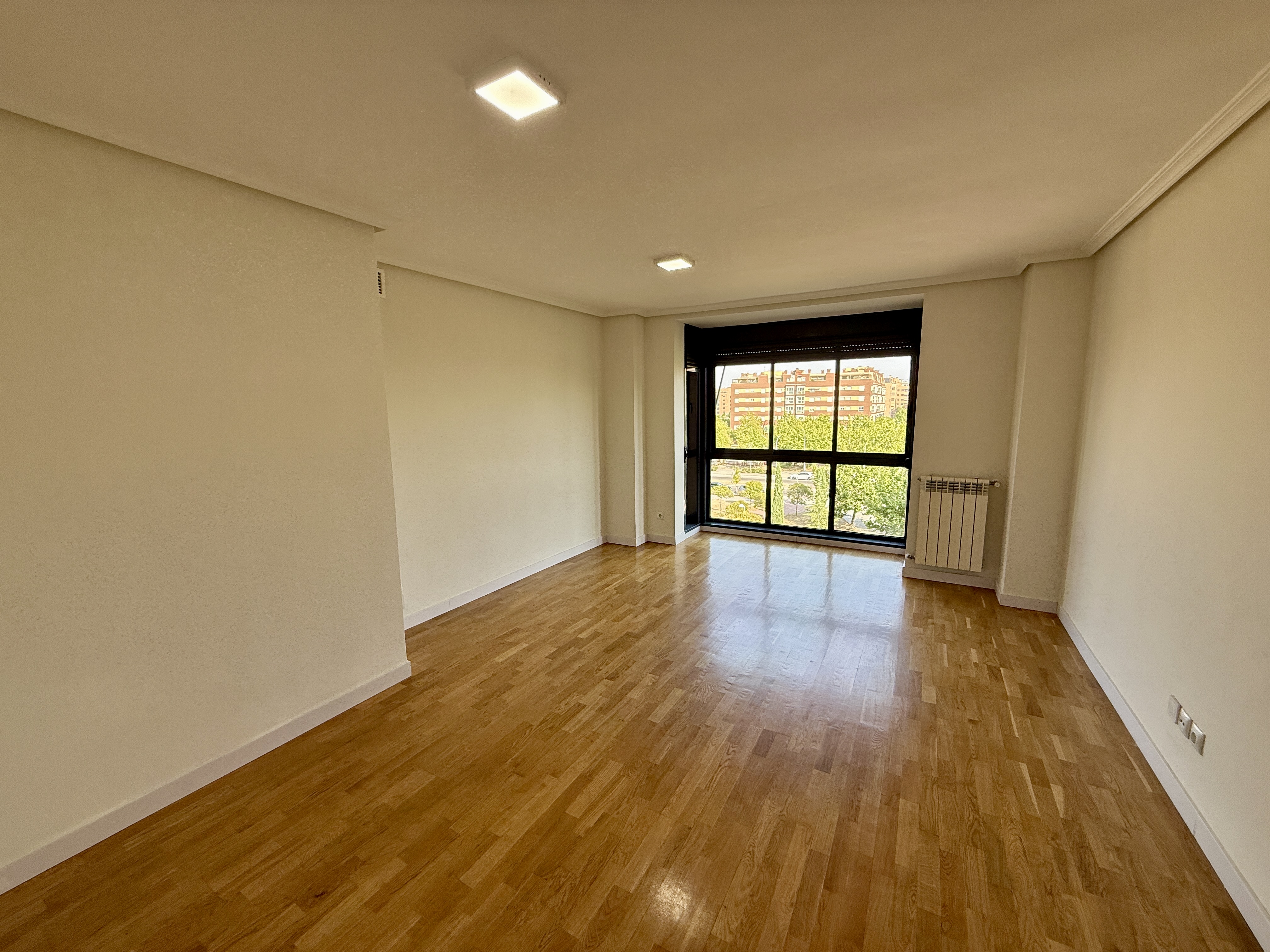Top-floor 3-bedroom apartment with excellent features in Sanchinarro