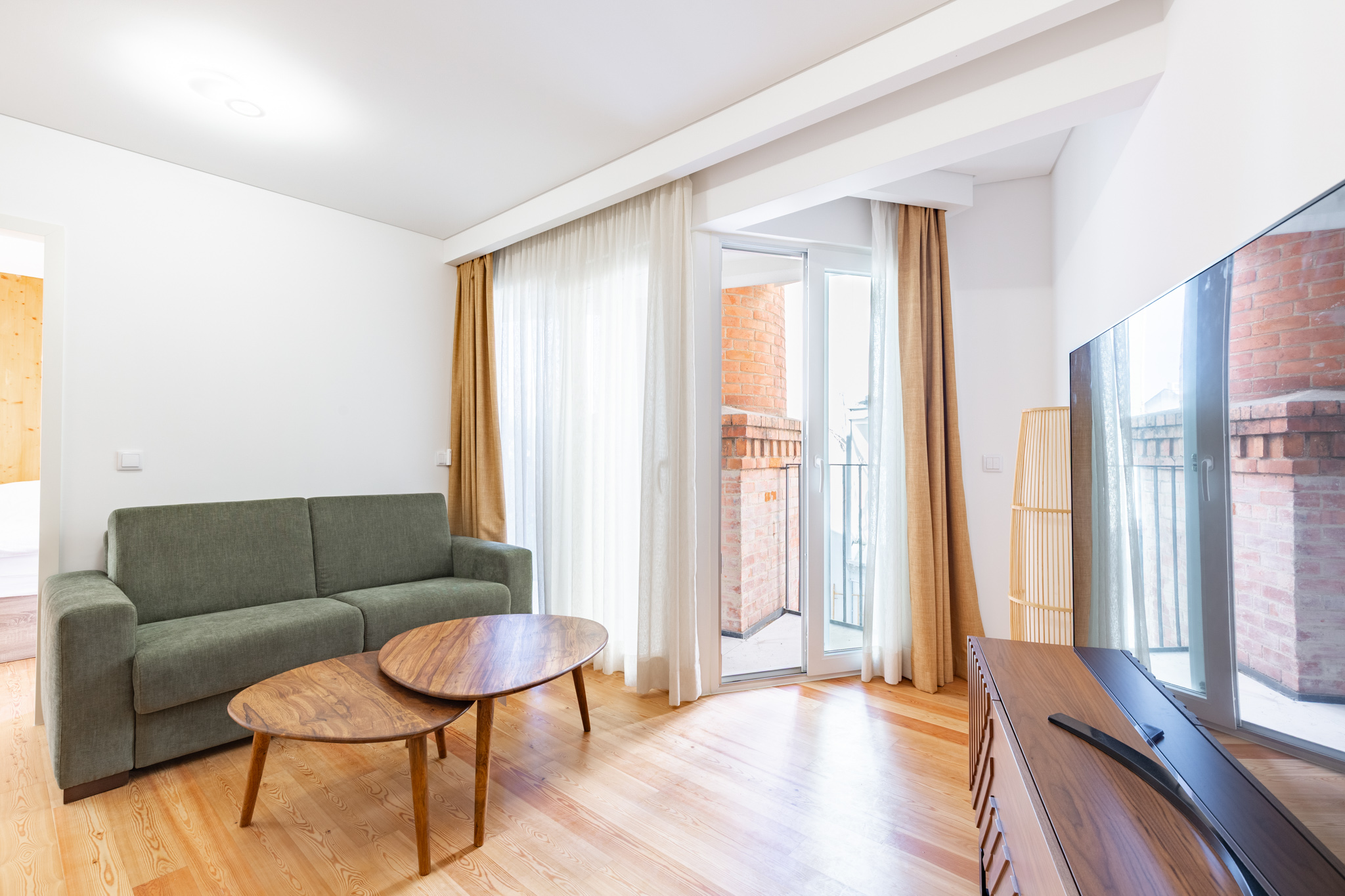 Elegant 50 m² Furnished 1-Bedroom with Balcony in the Heart of Campolide
