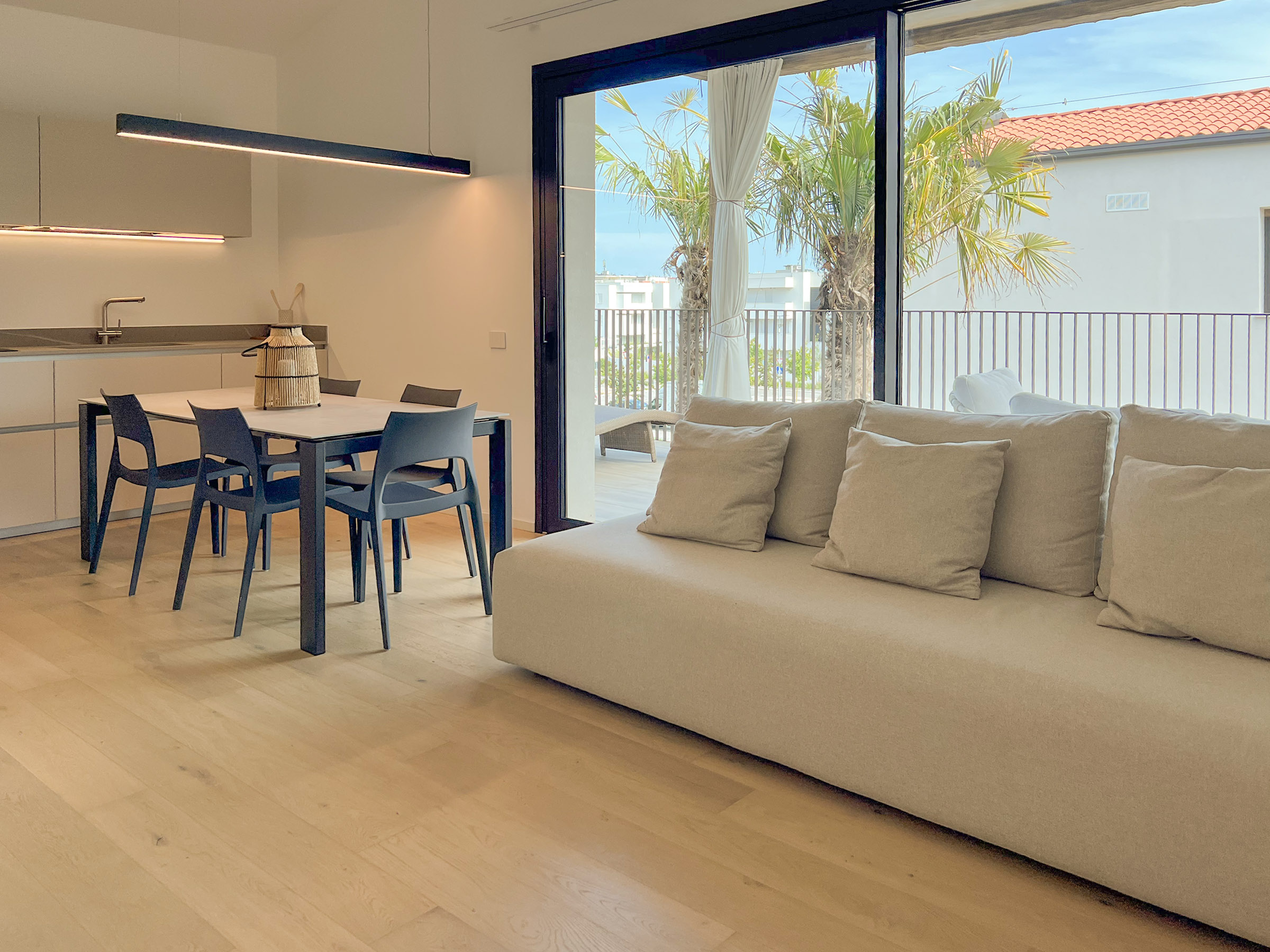 Beautiful 3-bedroom penthouse with garage in new residence with pool