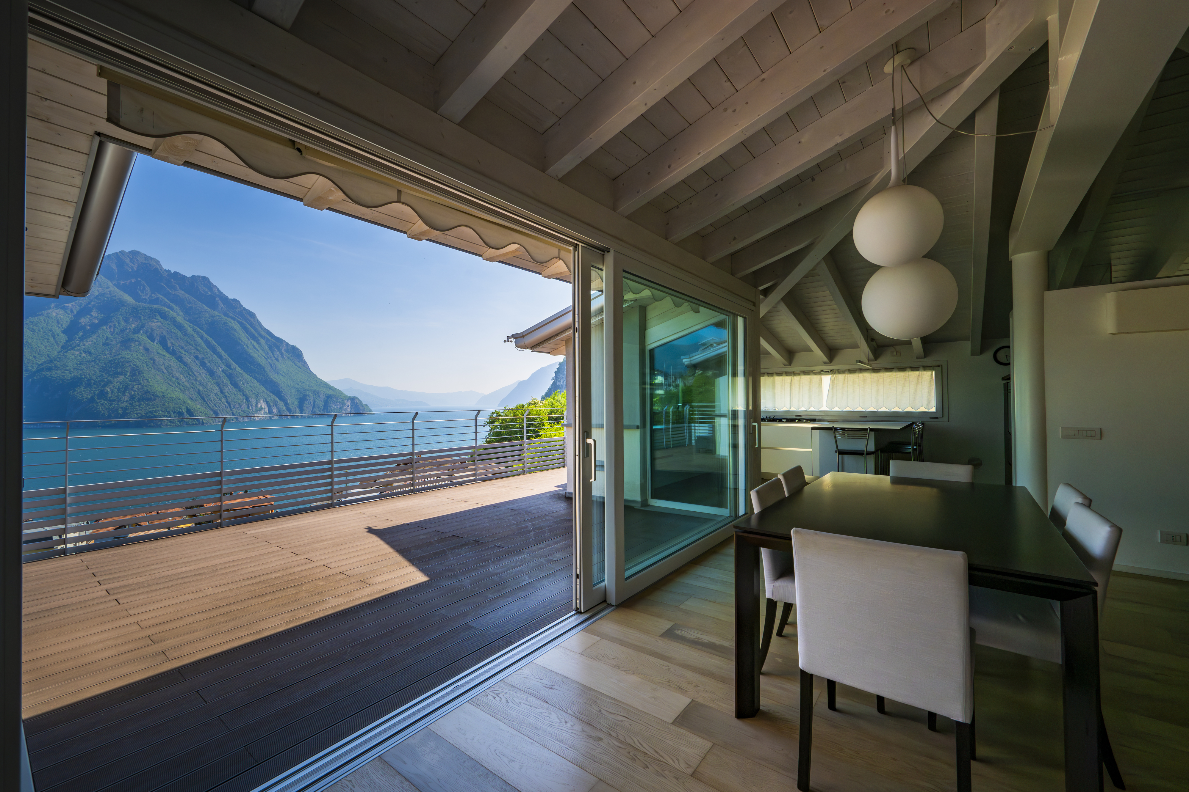 Exklusive Residenz in Castro: ein Doppelhaus mit Seeblick