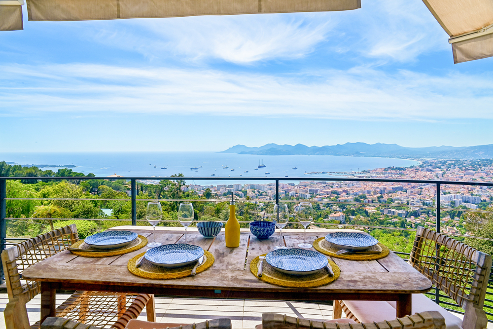 Apartment with panoramic sea view, quiet and prestigious on the French Riviera