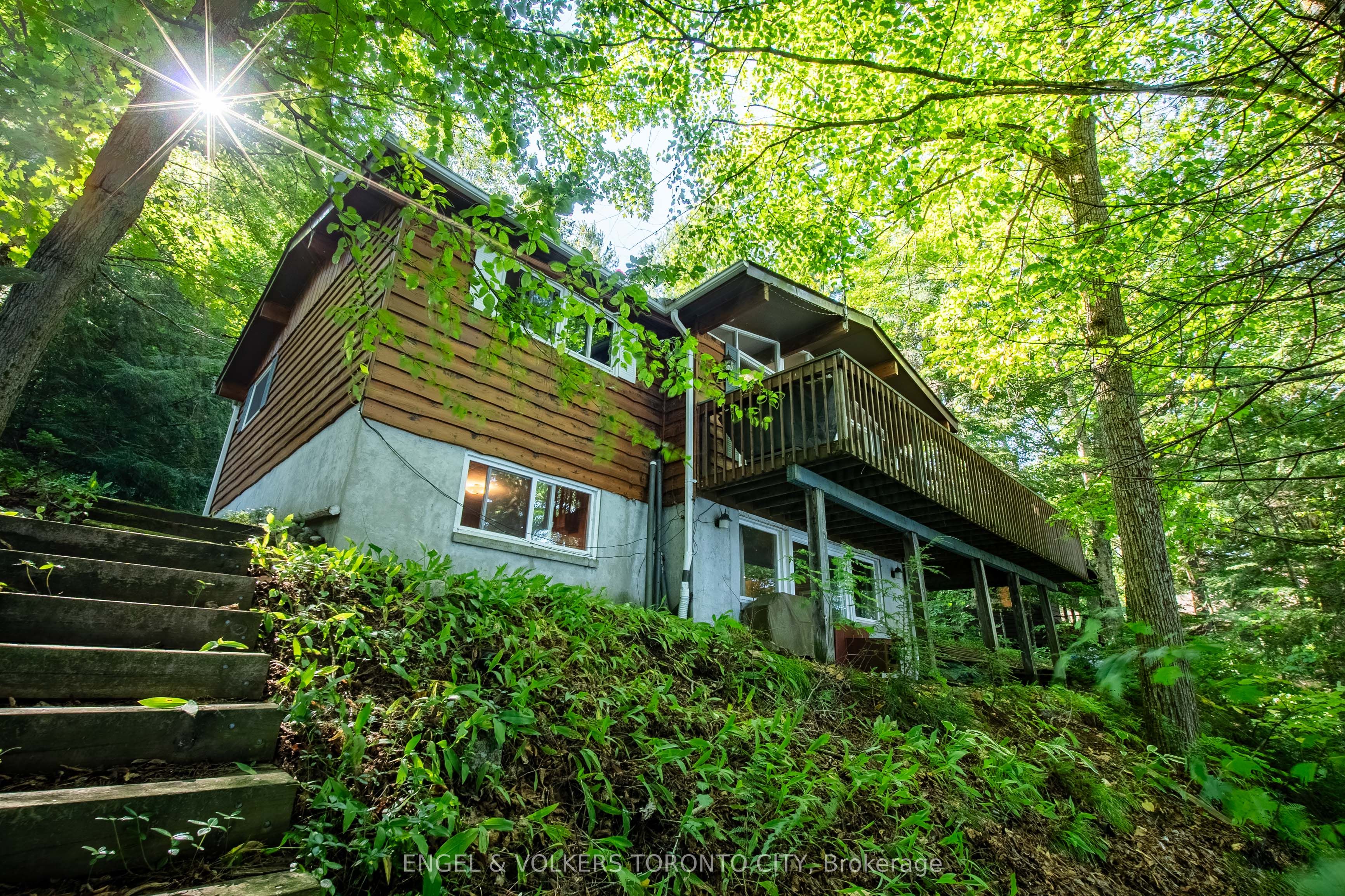 Turnkey cottage on the coveted shores of Lake of Bays