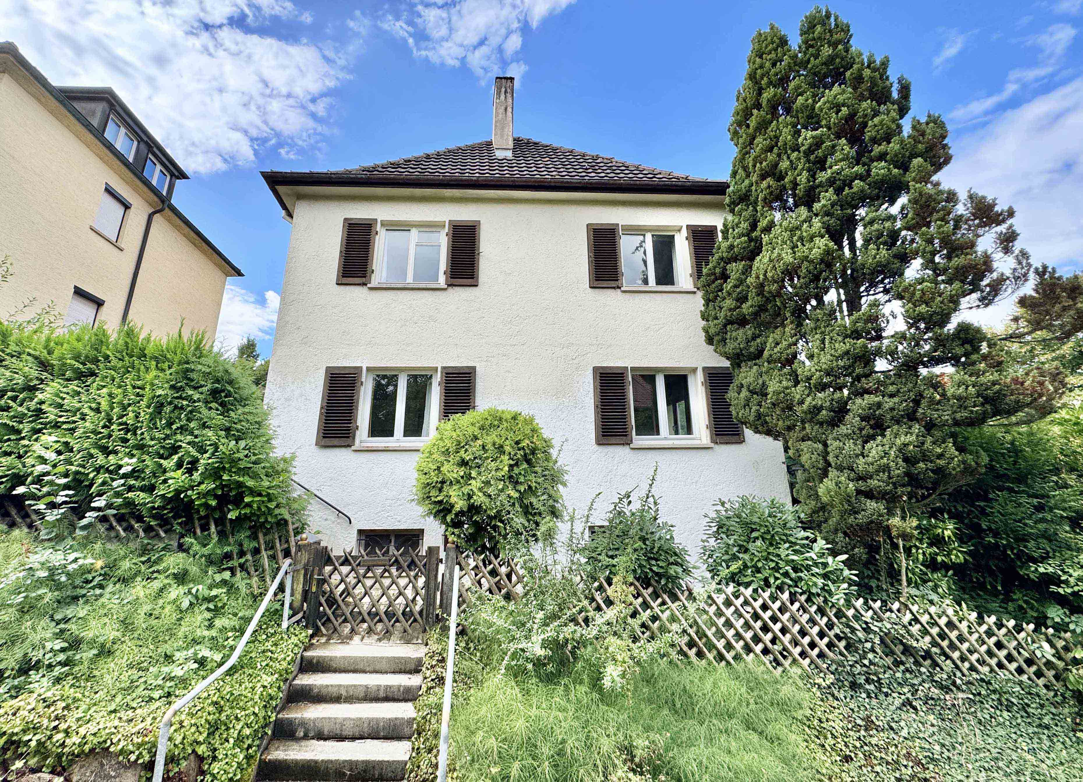 Charmantes Zweifamilienhaus in ruhiger Lage