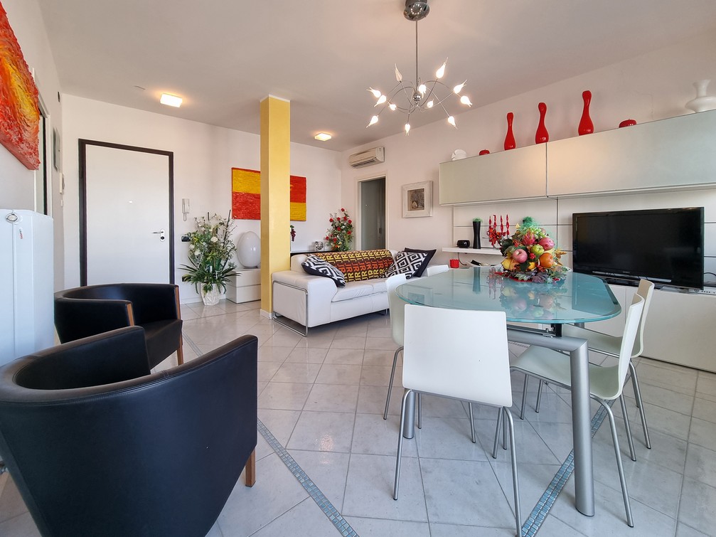 Bright sixth floor with sea view