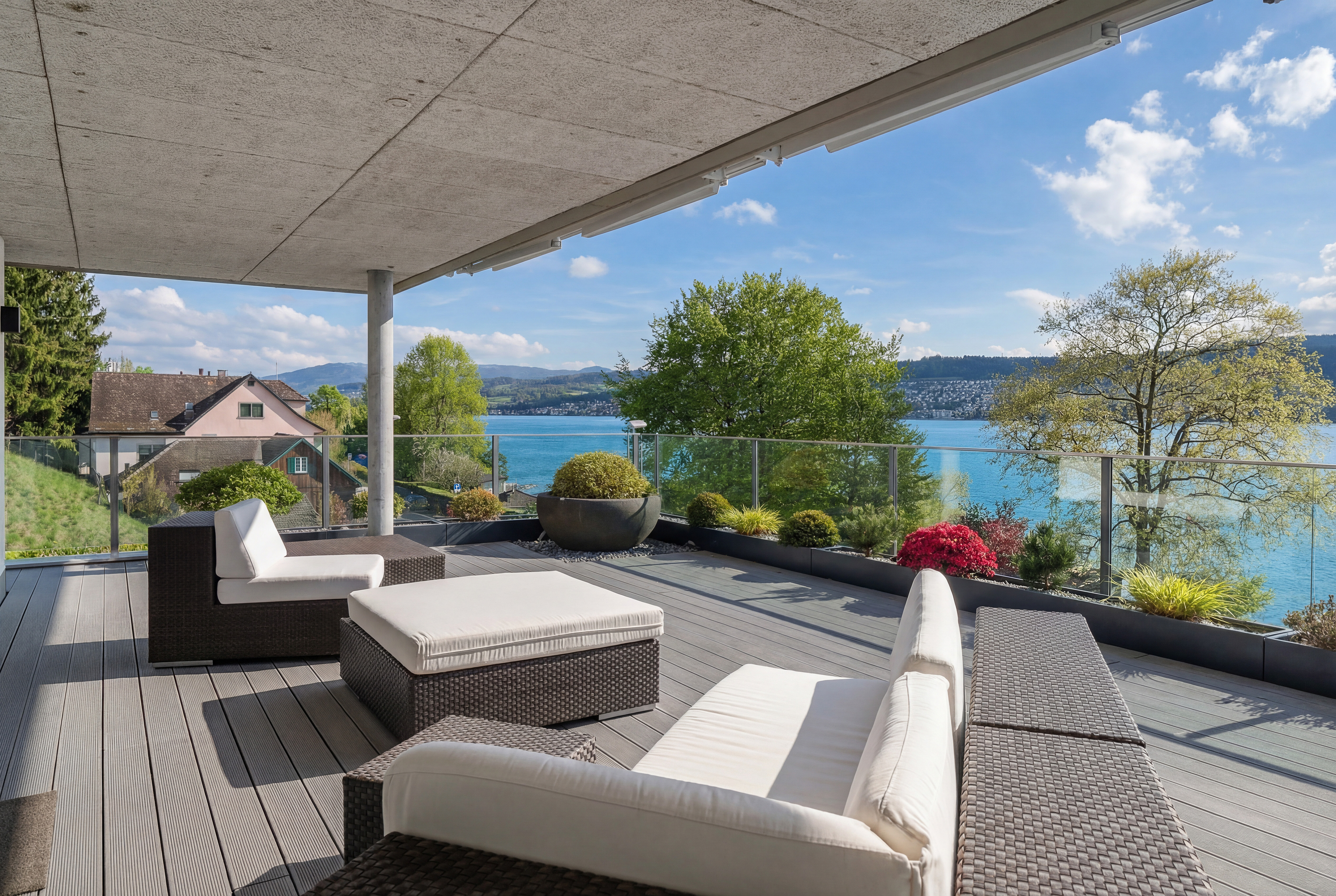 Breathtaking Lake Views: Elegant Residence with Terrace