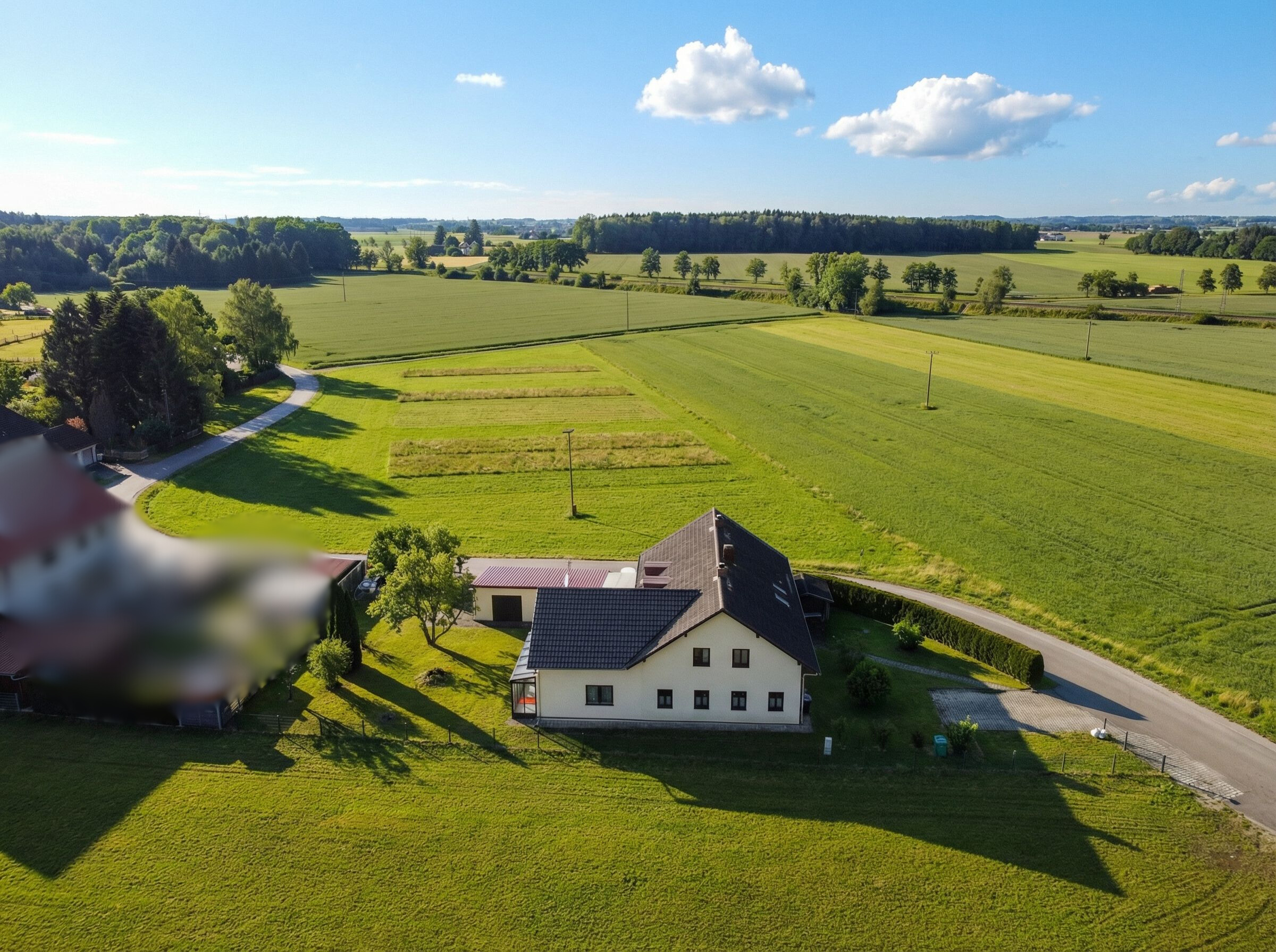 Startklar für Ihr Projekt? 1.022 m² Grundstück, 3 Wohneinheiten, 3 Min. zur A94. Ehem. Hofstelle mit Mieteinnahmen und leerem Haupthaus.