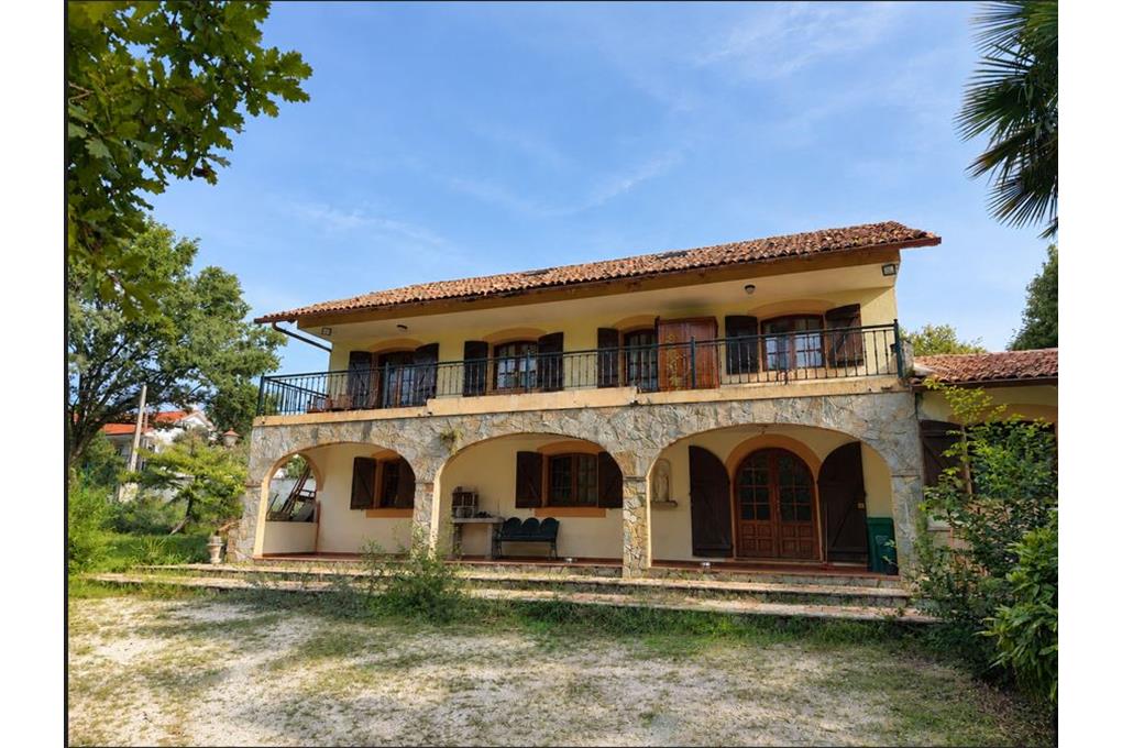 E&V sells a Mediterranean-style villa with a heated indoor pool and a private 6,000 m² estate.