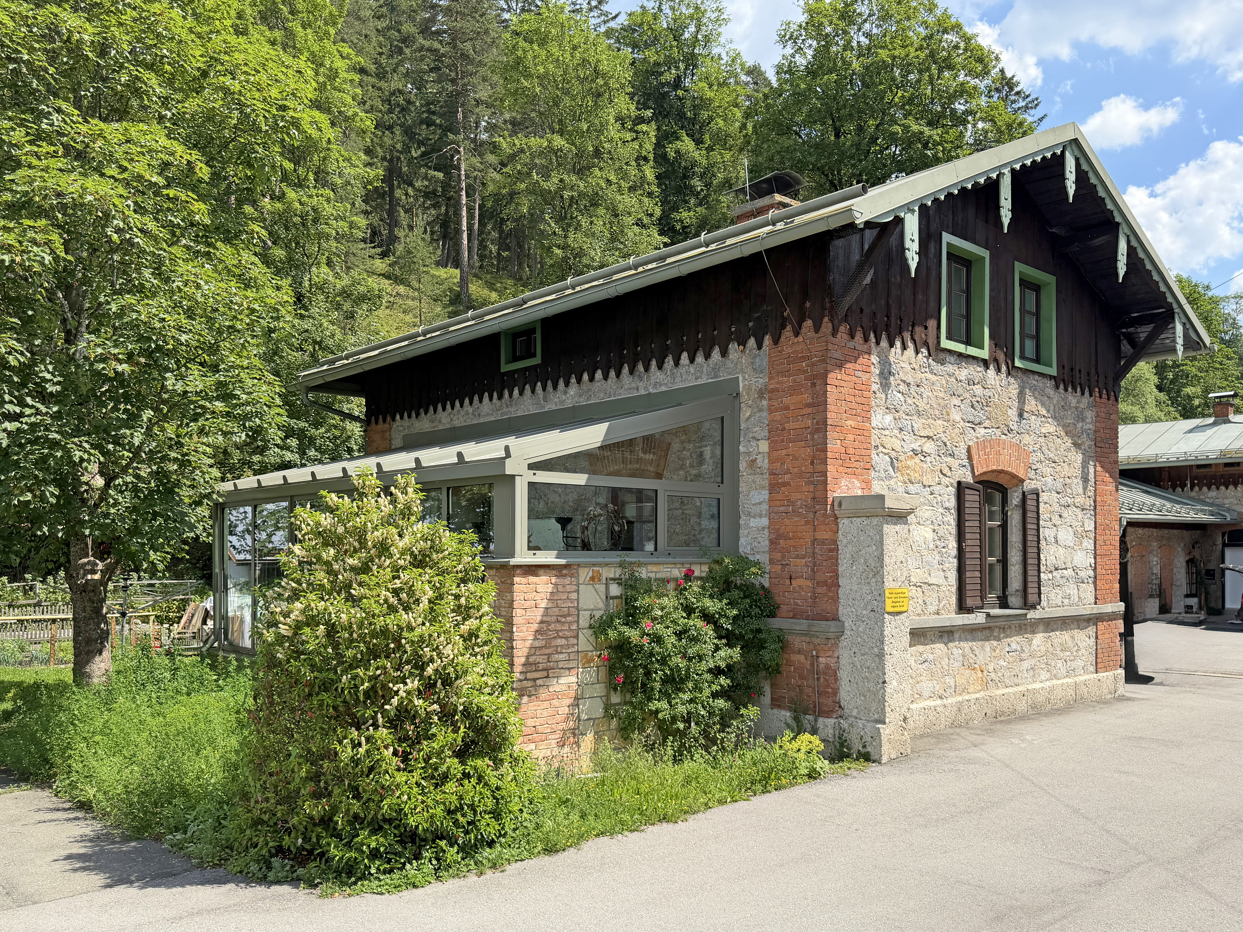 Traditionsreiches Zollhaus mit direktem Zugang zur Bergnatur