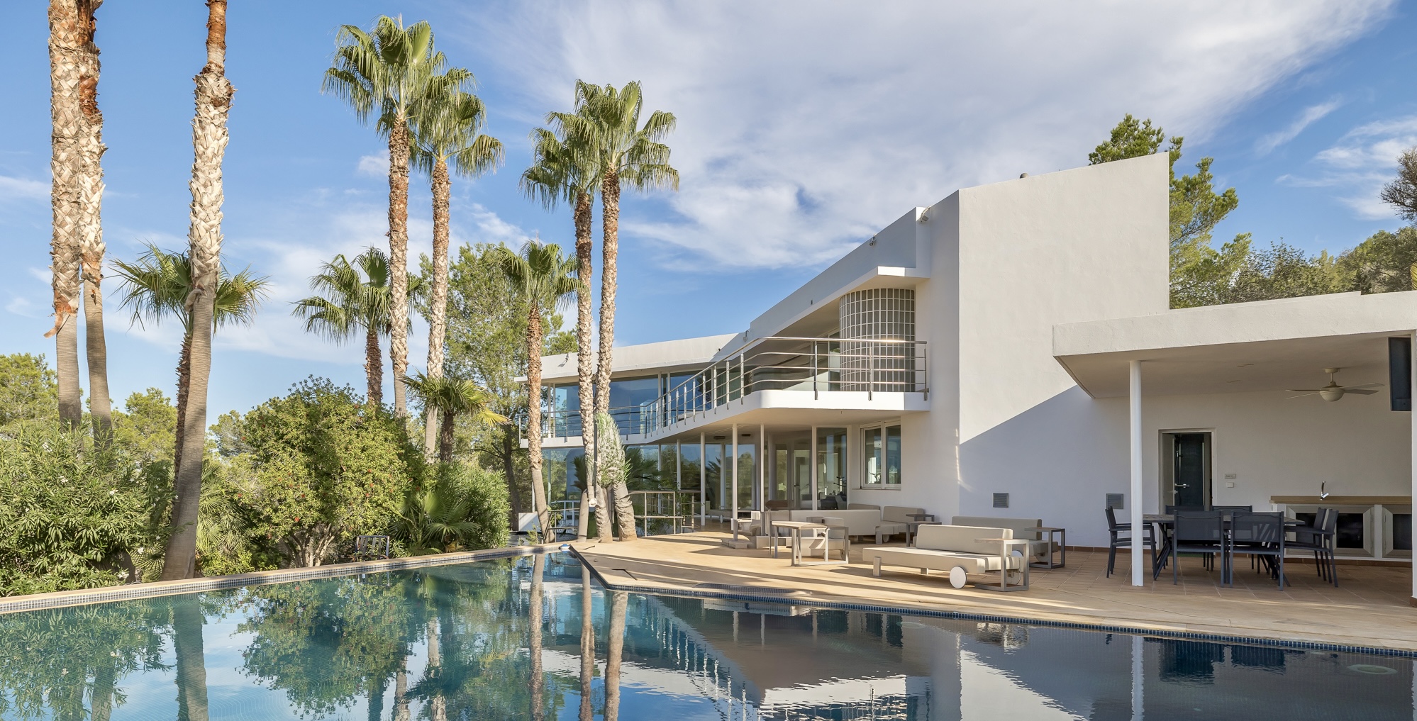Beverly Hills-style villa in a private setting