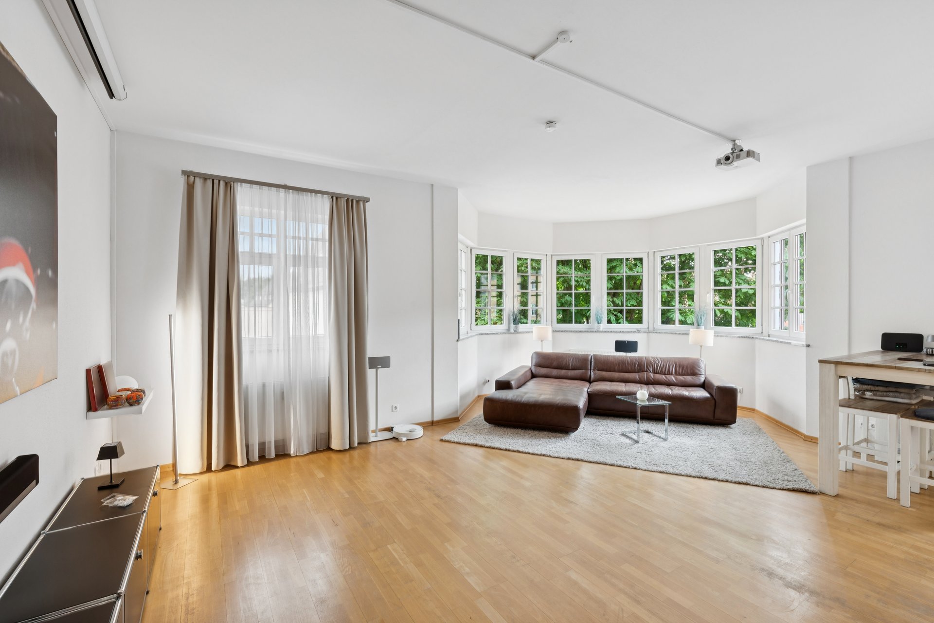Stylish 3-room apartment with bay window and underground parking in the heart of Wasserburg am Inn