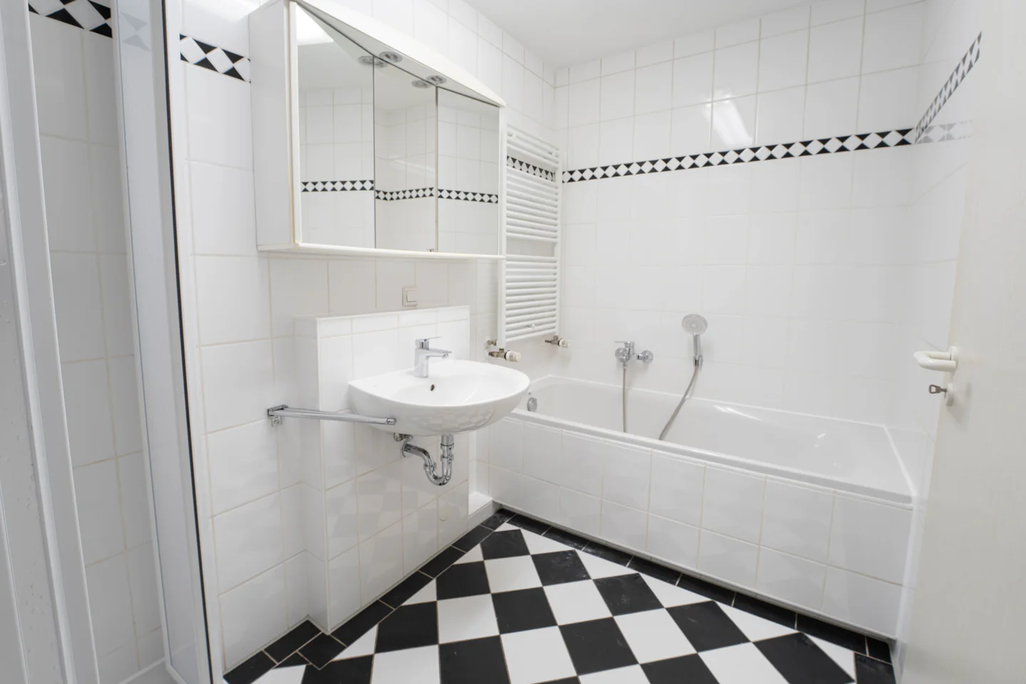 Stilvolles Refugium mit Sonnenterrasse: Frisch renoviertes 3-Zimmer-Domizil in bevorzugter Lage - Photo 4