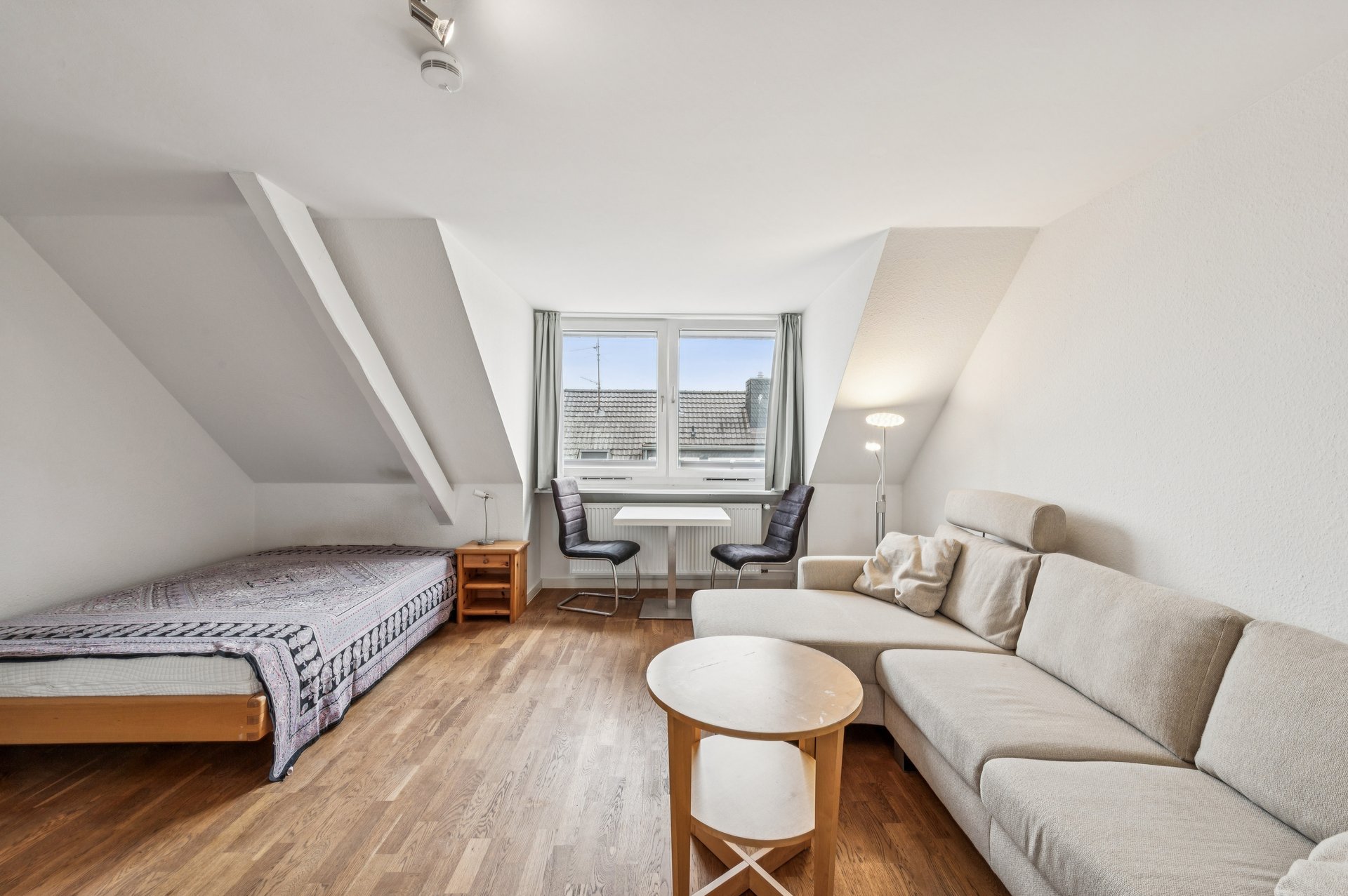 Relaxed living in a perfect, quiet location in Cologne’s Südstadt, in a one-room apartment with elevator and storage cellar.