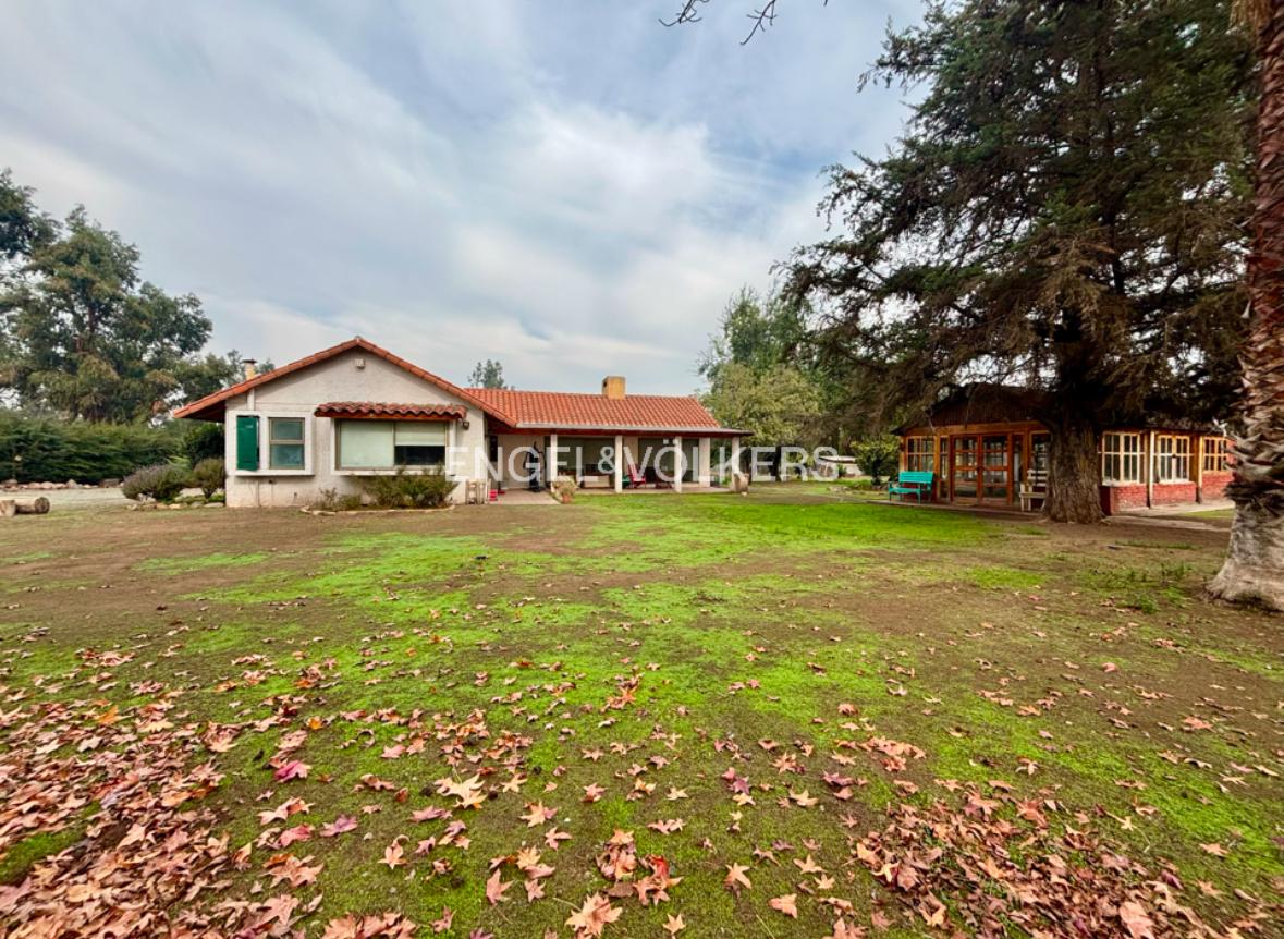 Casa con pádel, quincho y piscina | Santa Elena.