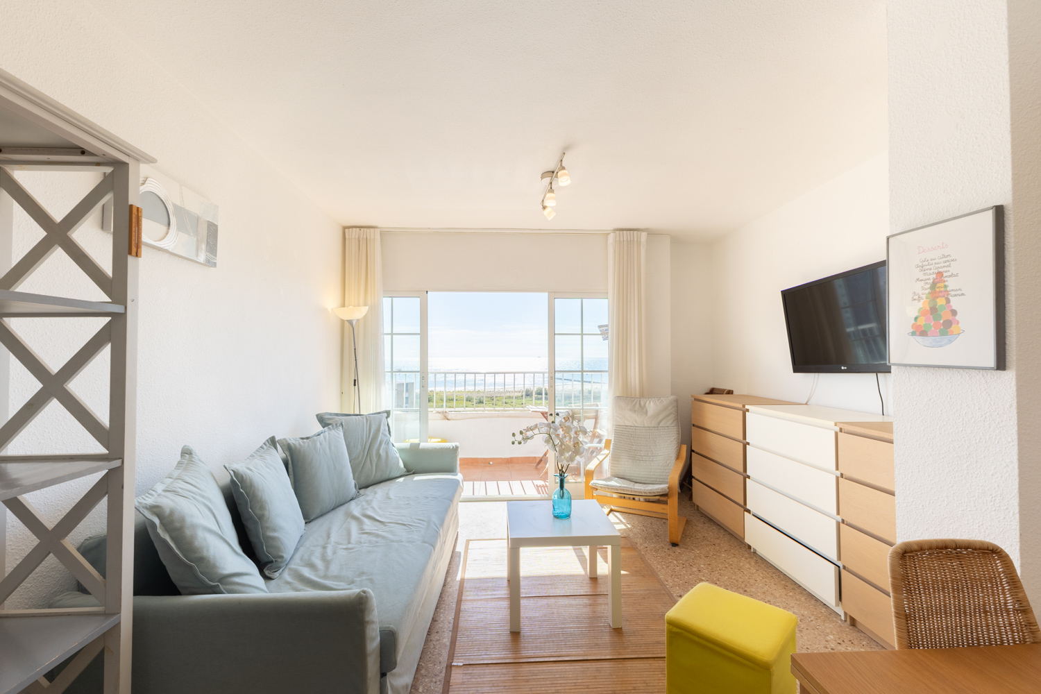 Bright apartament in a residential area with a pool and common areas for LONG STAY