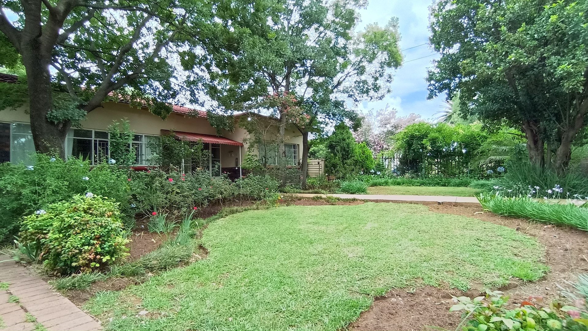 Stunning Three-Bedroom Home with Pool and Spacious Garden