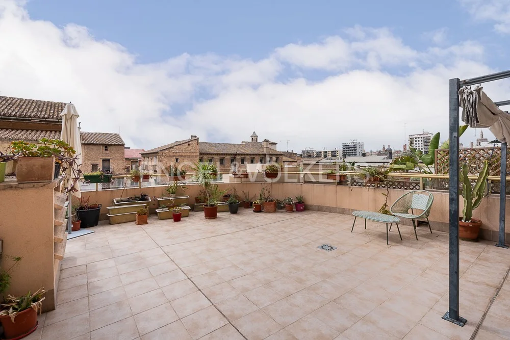 Property with stunning terrace and garage, next to the Turia Garden