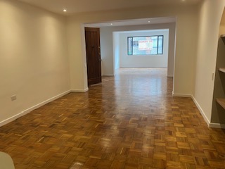Apartamento remodelado con terraza para venta en Rosales