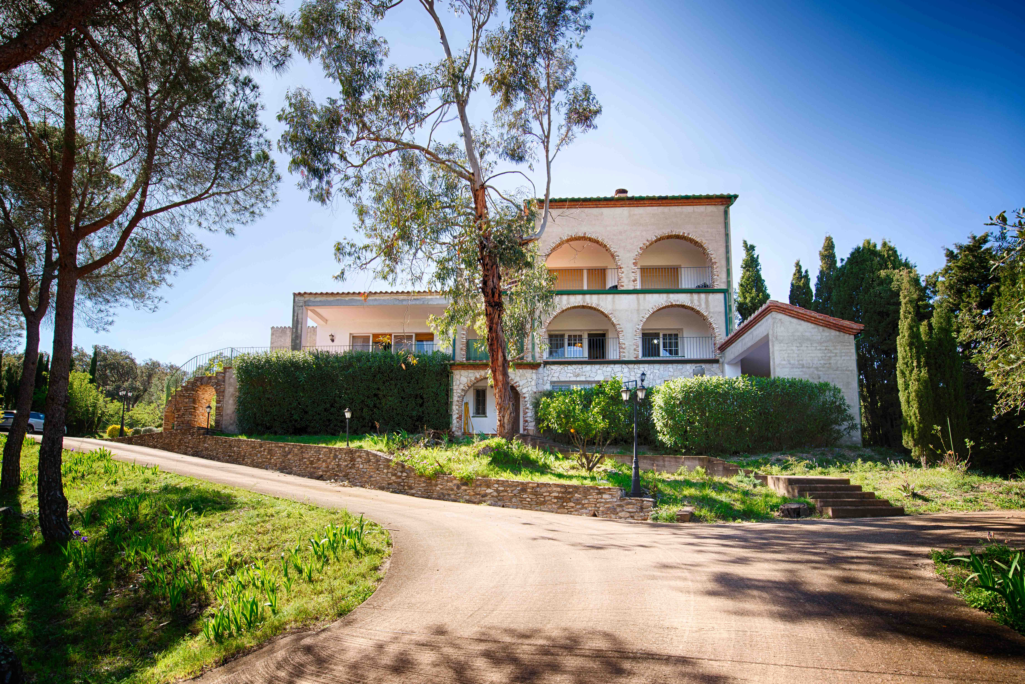 Exclusive country house with five independent residential units and spectacular views in Rabós