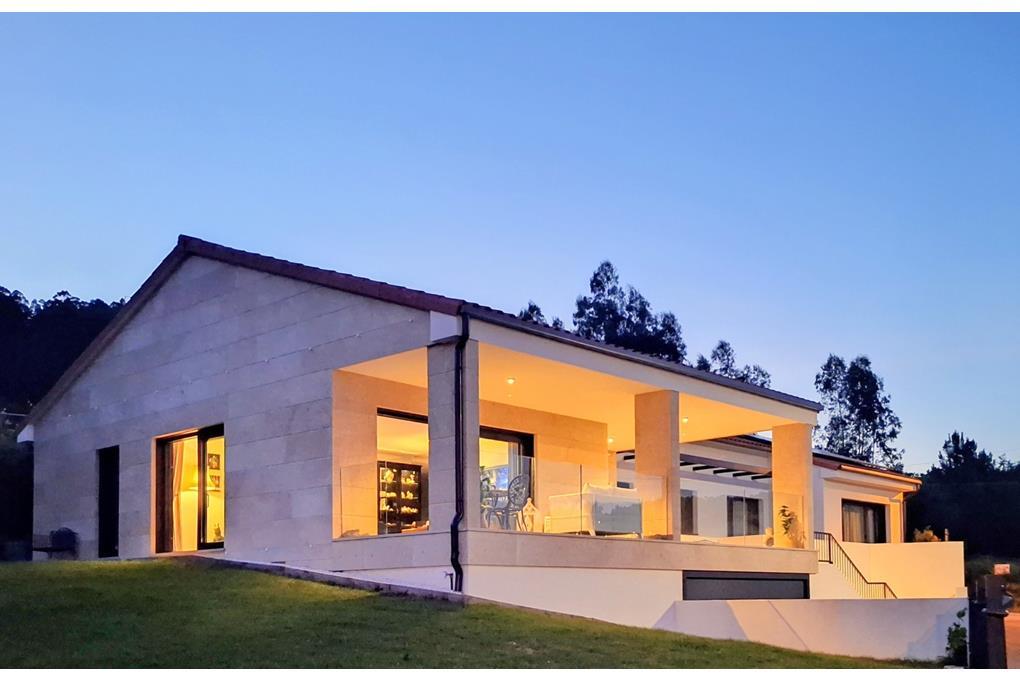 E&V verkauft exklusives Designer-Chalet in Sanxenxo: Luxus und Komfort, bezugsfertig