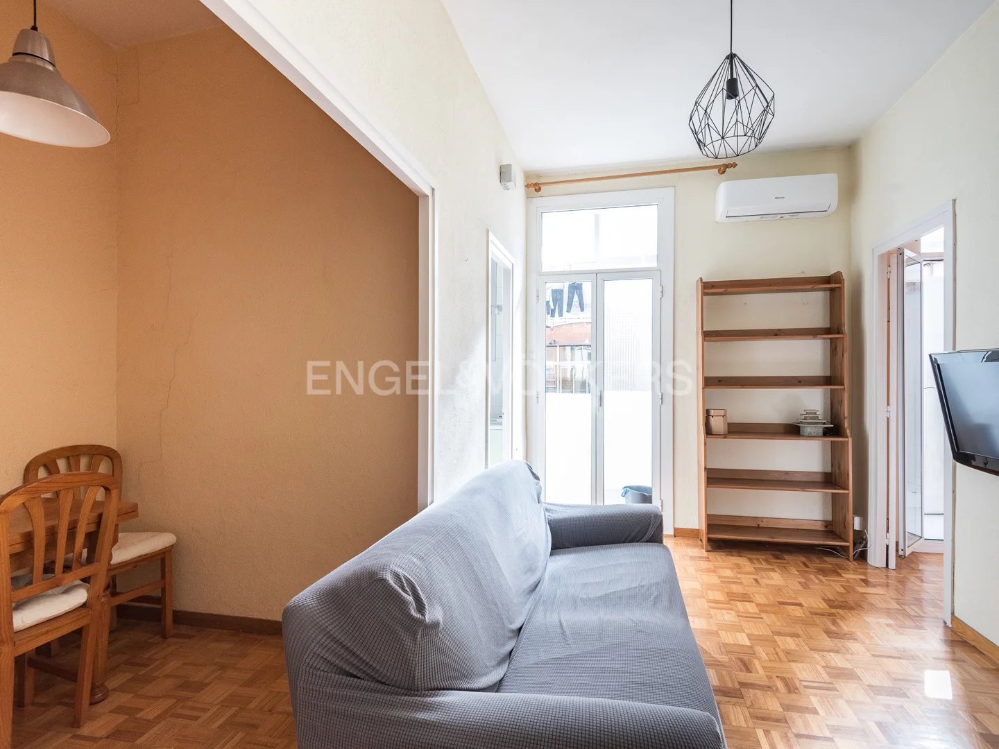 COZY AND VERY BRIGHT APARTMENT IN THE HEART OF POBLE SEC
